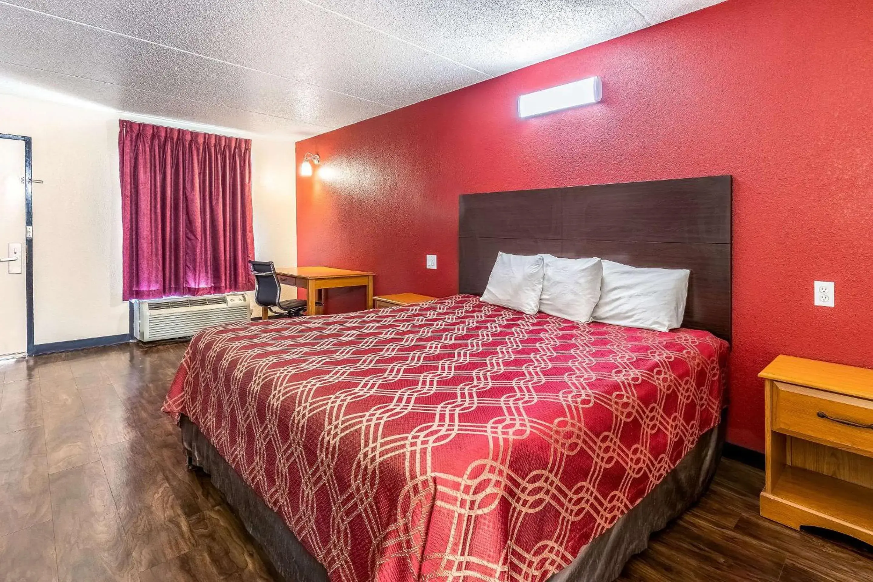 Photo of the whole room, Bed in Econo Lodge Knoxville