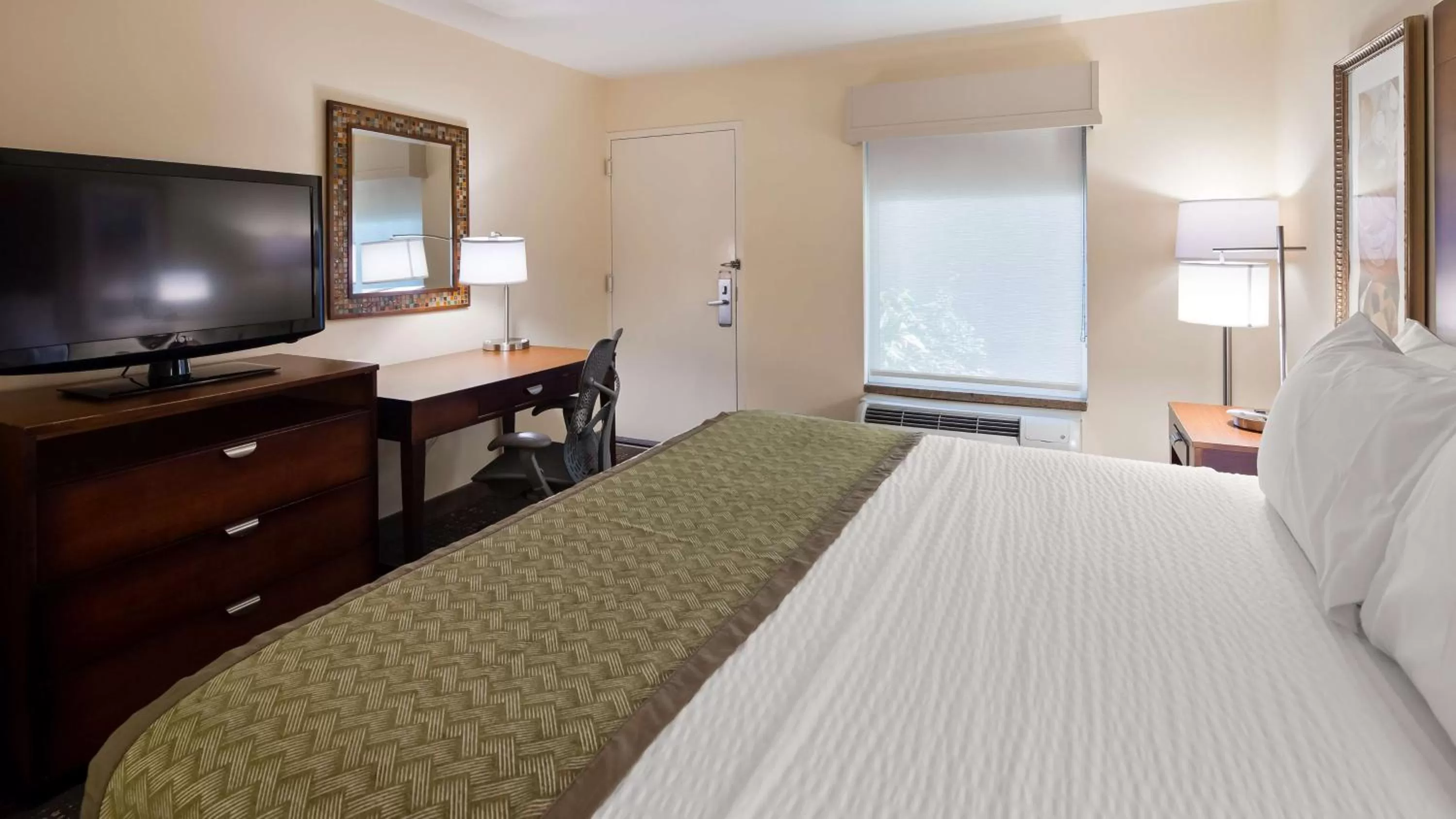 Queen Room with Bathtub - Disability Access/Non-Smoking in Best Western Seaway Inn
