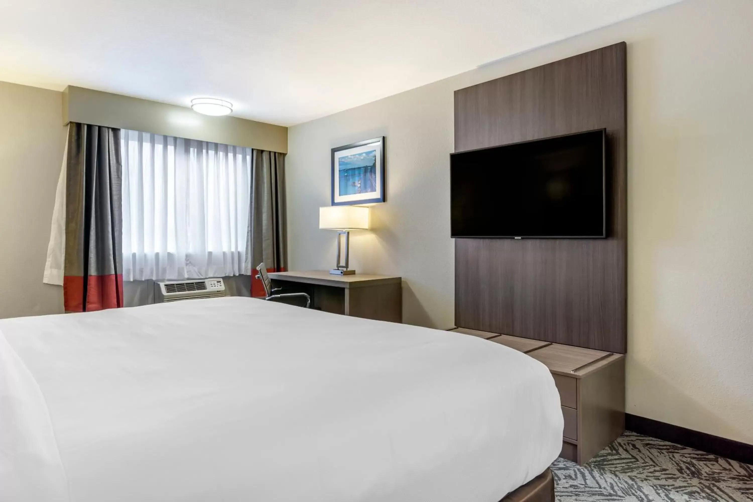 TV and multimedia, Bed in Comfort Inn & Suites Pacific – Auburn