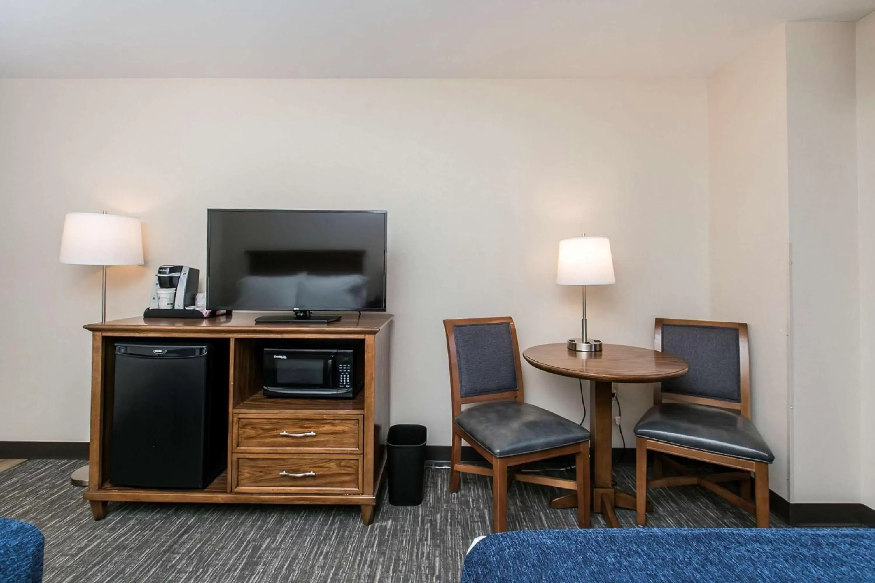 Photo of the whole room, TV/Entertainment Center in SureStay Plus Hotel by Best Western Elizabethtown Hershey