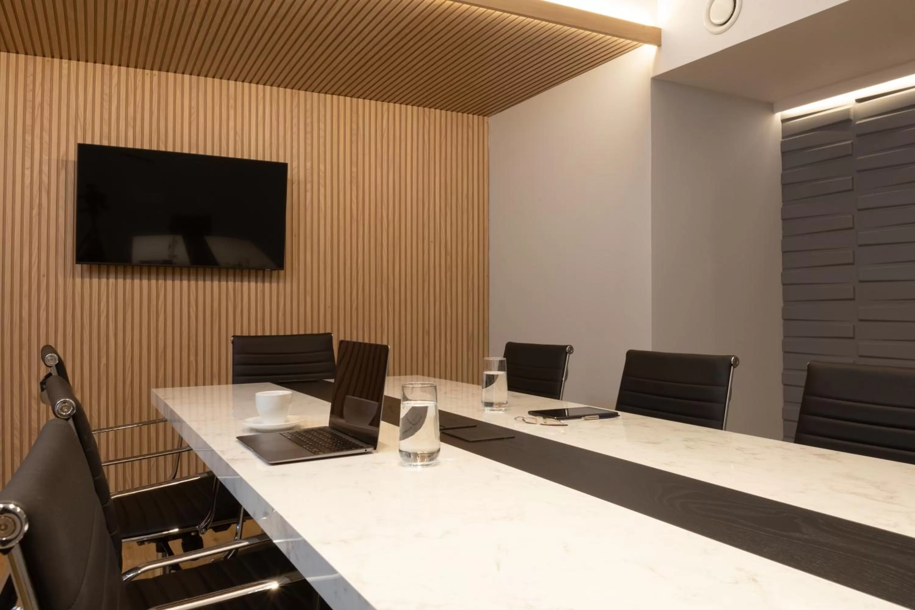 TV and multimedia in Incanto Boutique Suites - Neos Kosmos