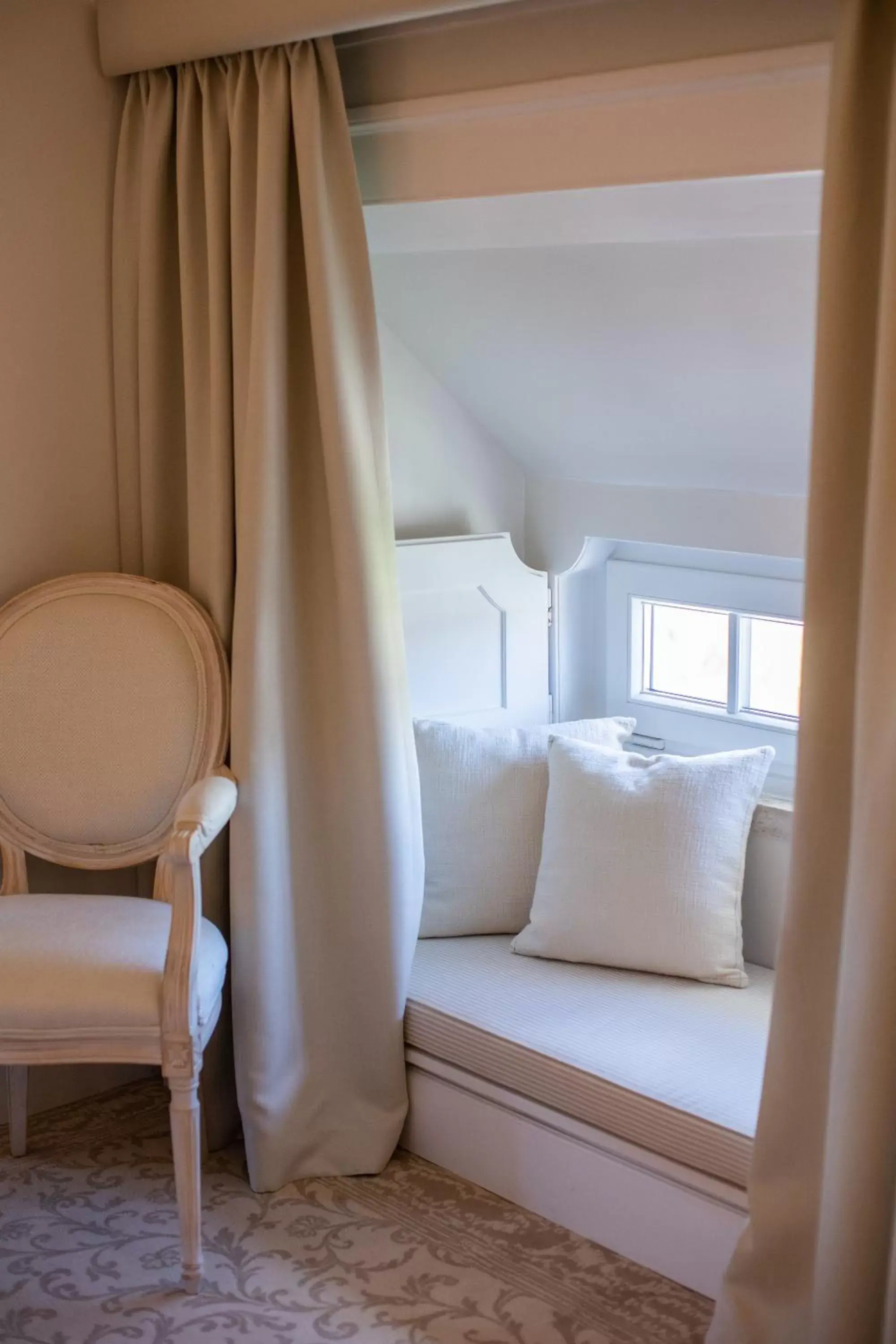 Seating area, Bed in Estoril Vintage Hotel