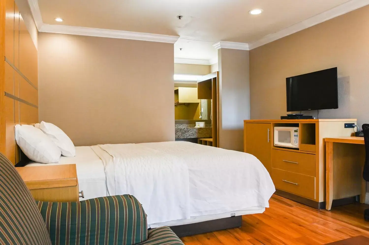 Bedroom, Bed in Days Inn by Wyndham San Francisco S/Oyster Point Airport
