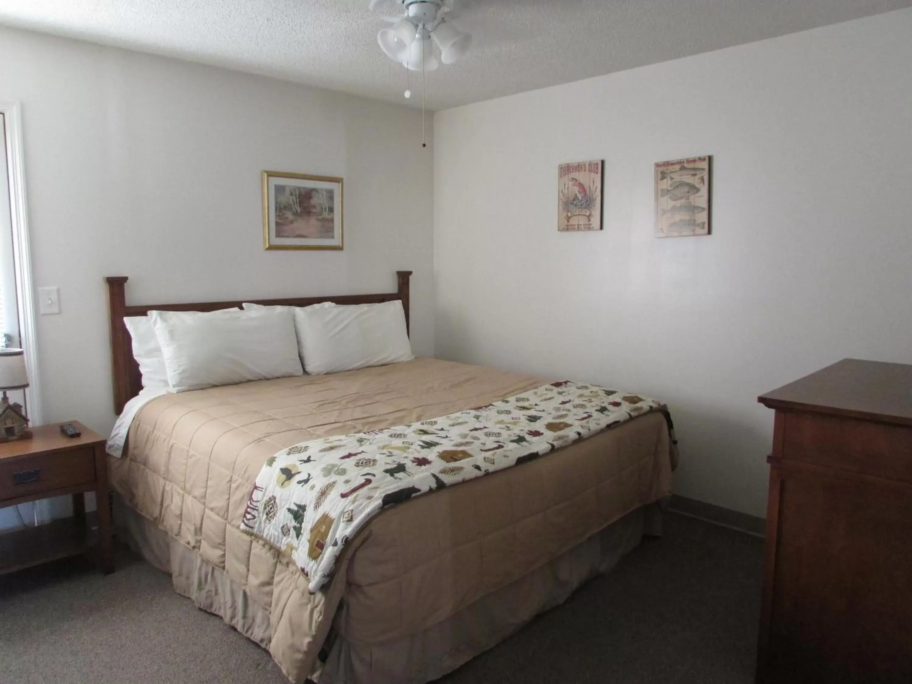 Bedroom, Bed in Douglas Inn & Suites, Blue Ridge, GA