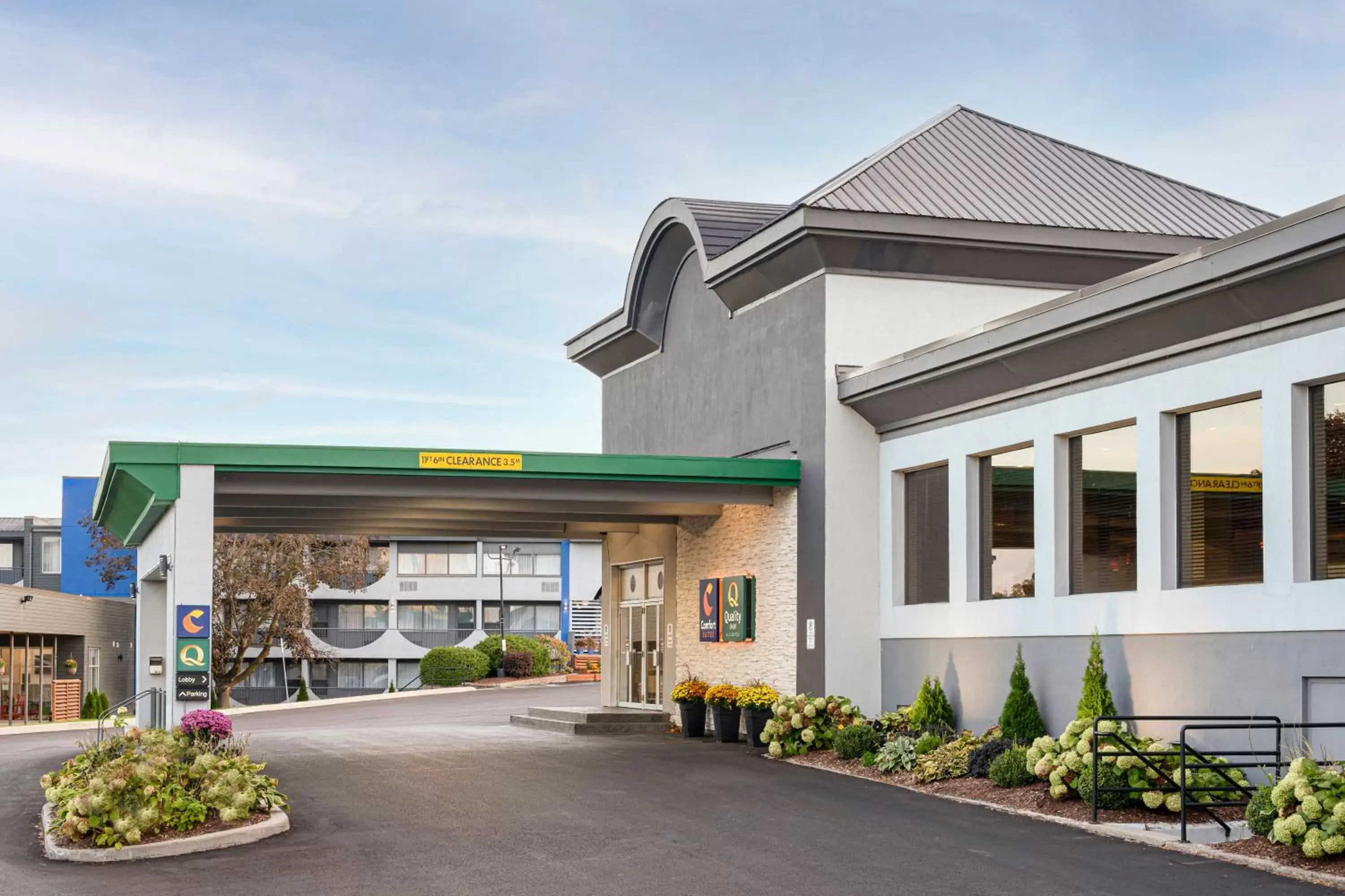 Facade/entrance, Property Building in Quality Inn & Conference Centre Kingston Central