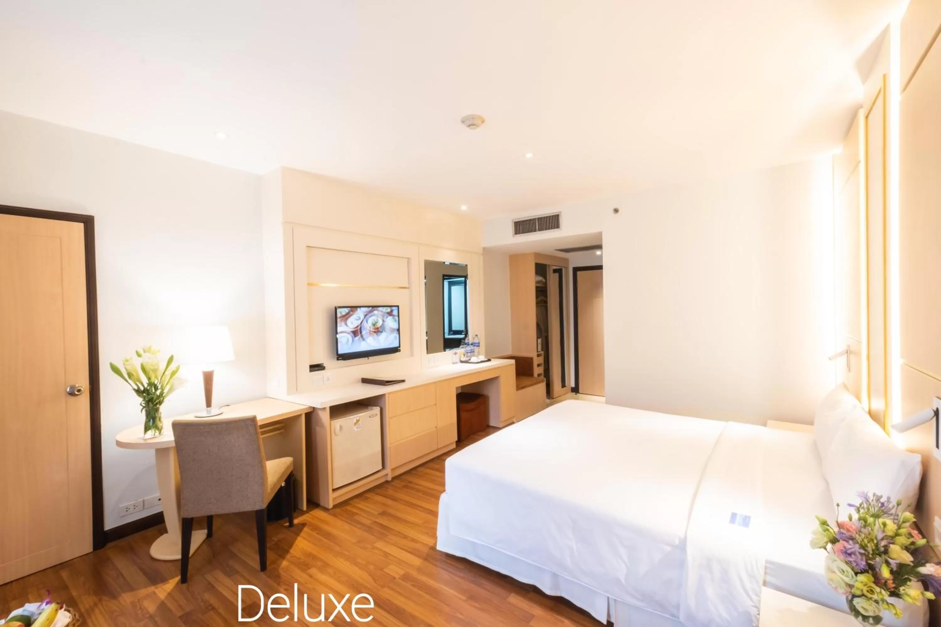 TV and multimedia, Bed in Zenith Sukhumvit Hotel, Bangkok