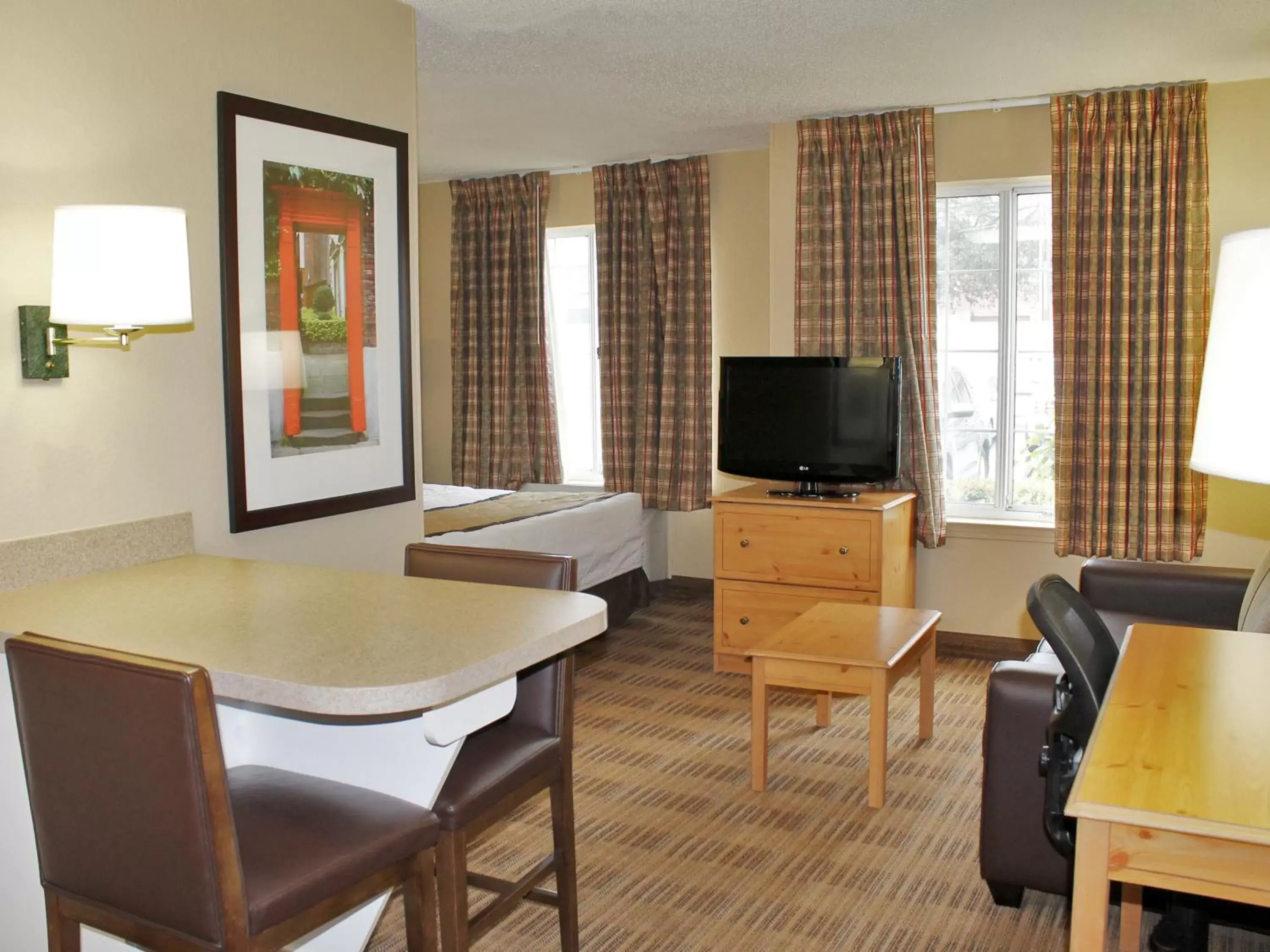 Bed, TV/Entertainment Center in Extended Stay America Suites - Chicago - Schaumburg - Convention Center