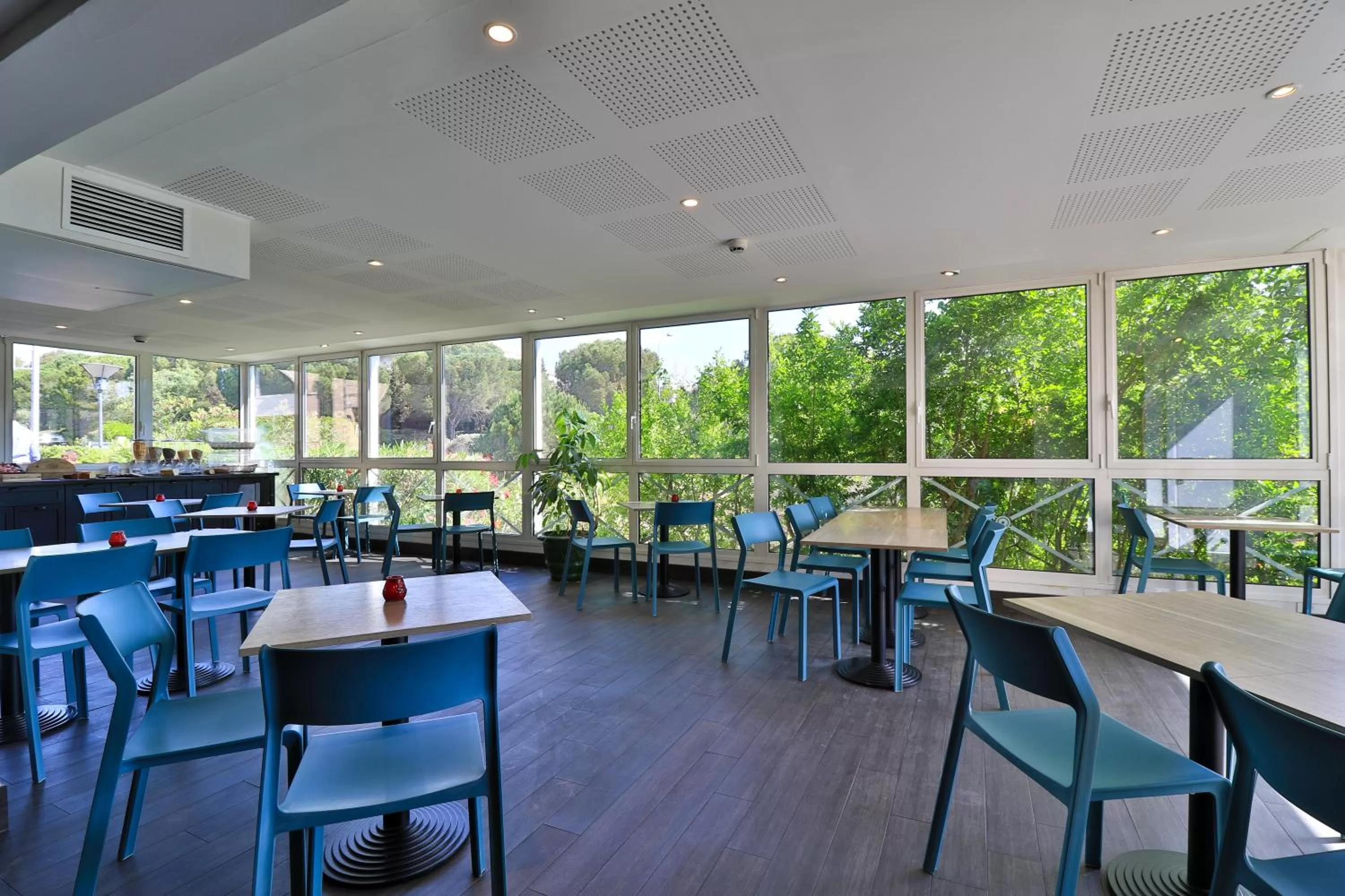 Restaurant/places to eat in Hôtel restaurant Kyriad Fréjus