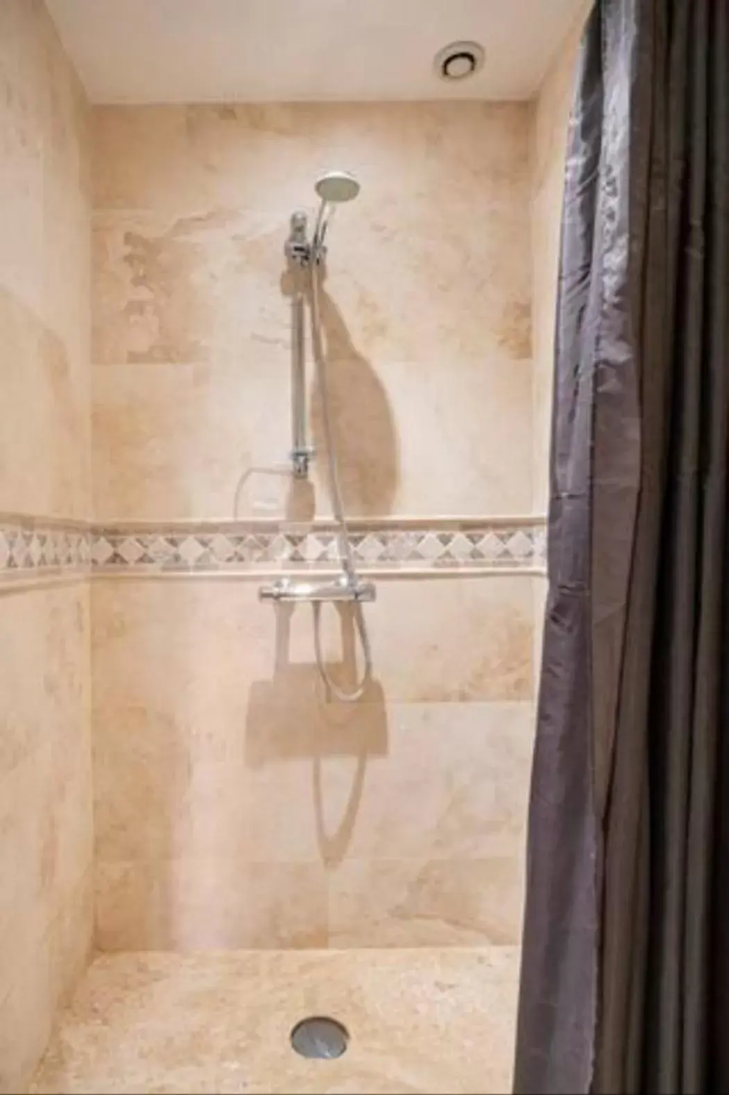 Shower, Bathroom in Bed and Breakfast Saultchevreuil, au Mont Saint Michel