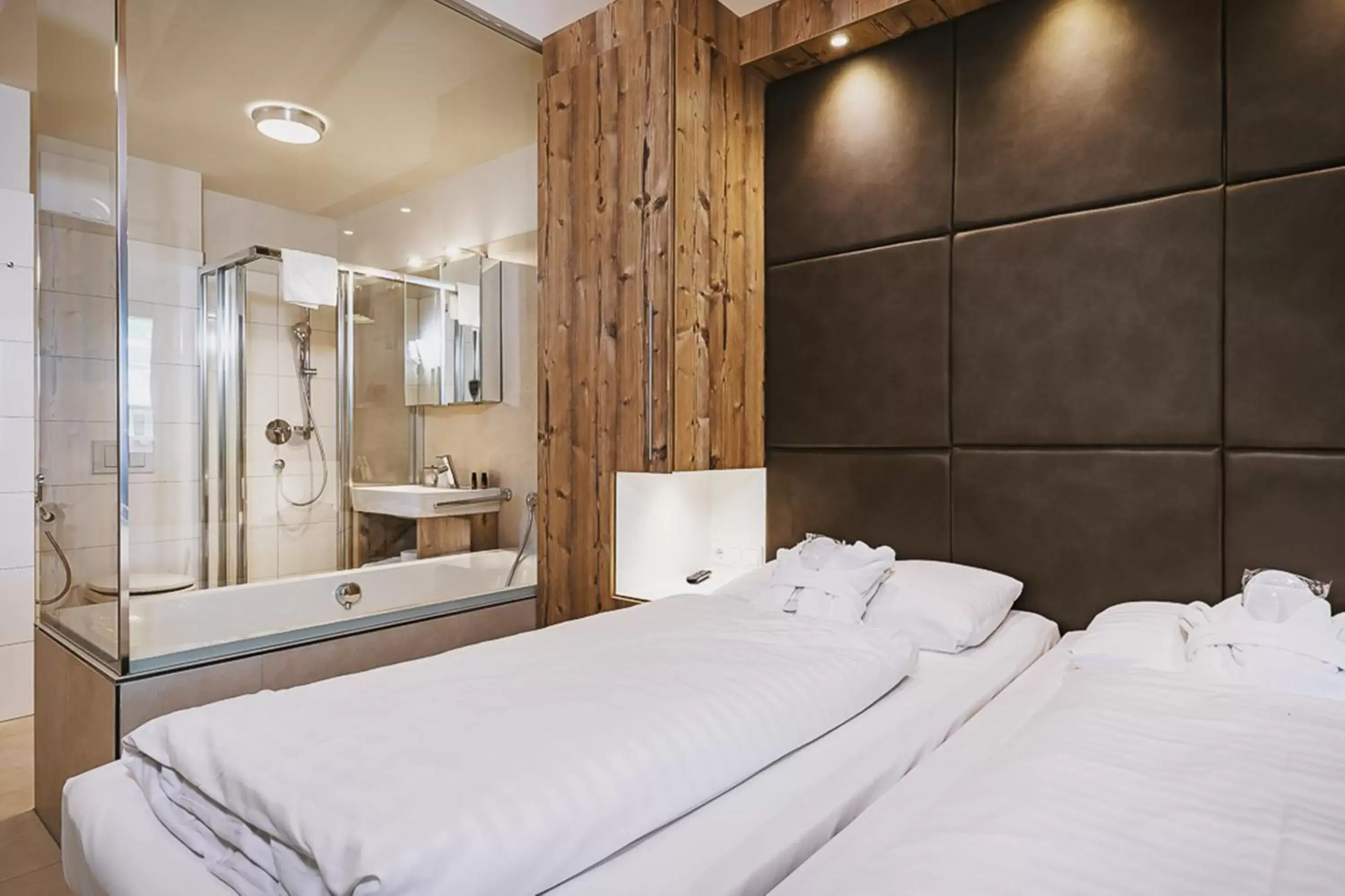 Bathroom, Bed in AvenidA Mountain Lodges Kaprun