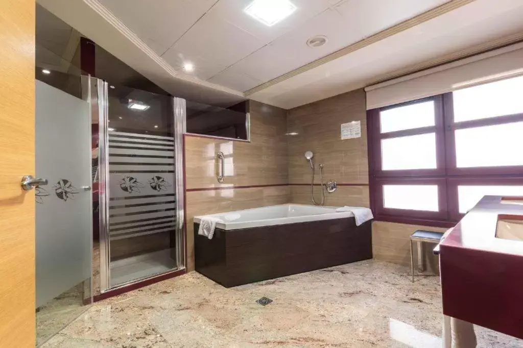 Hot Tub, Bathroom in Hotel El Churra