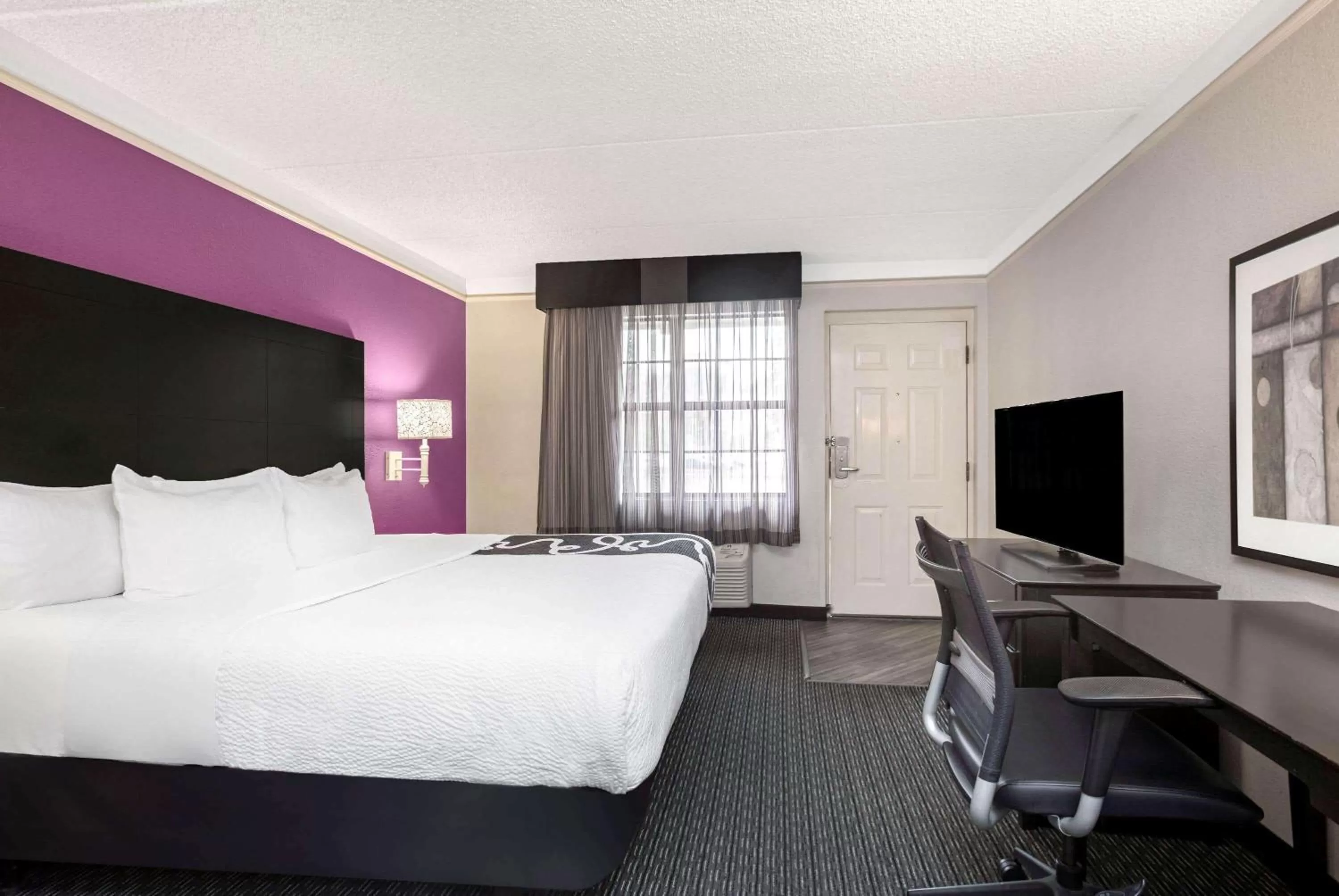 Photo of the whole room, Bed in La Quinta Inn by Wyndham Fresno Yosemite