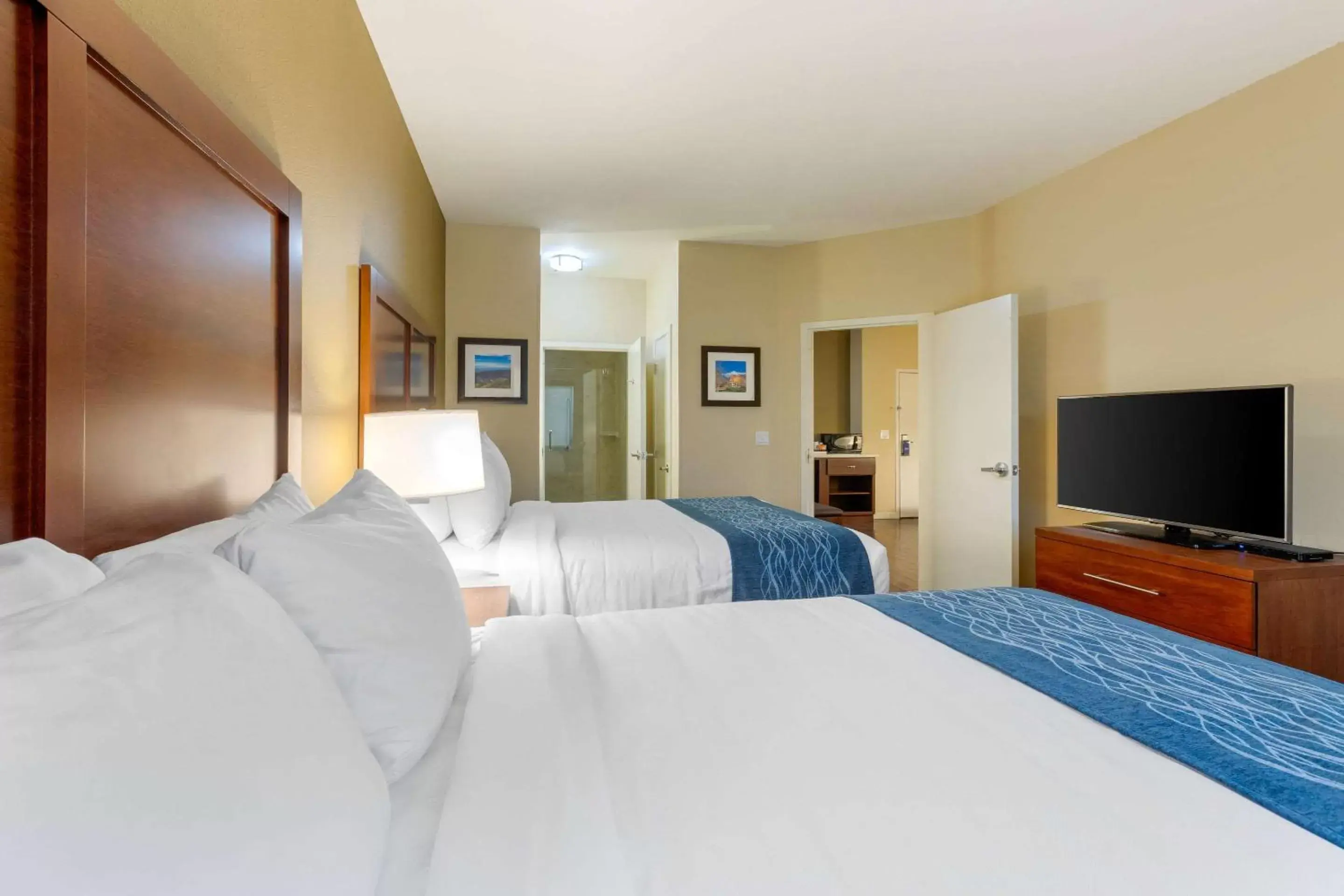 Photo of the whole room, Bed in Comfort Inn & Suites Near Ontario Airport