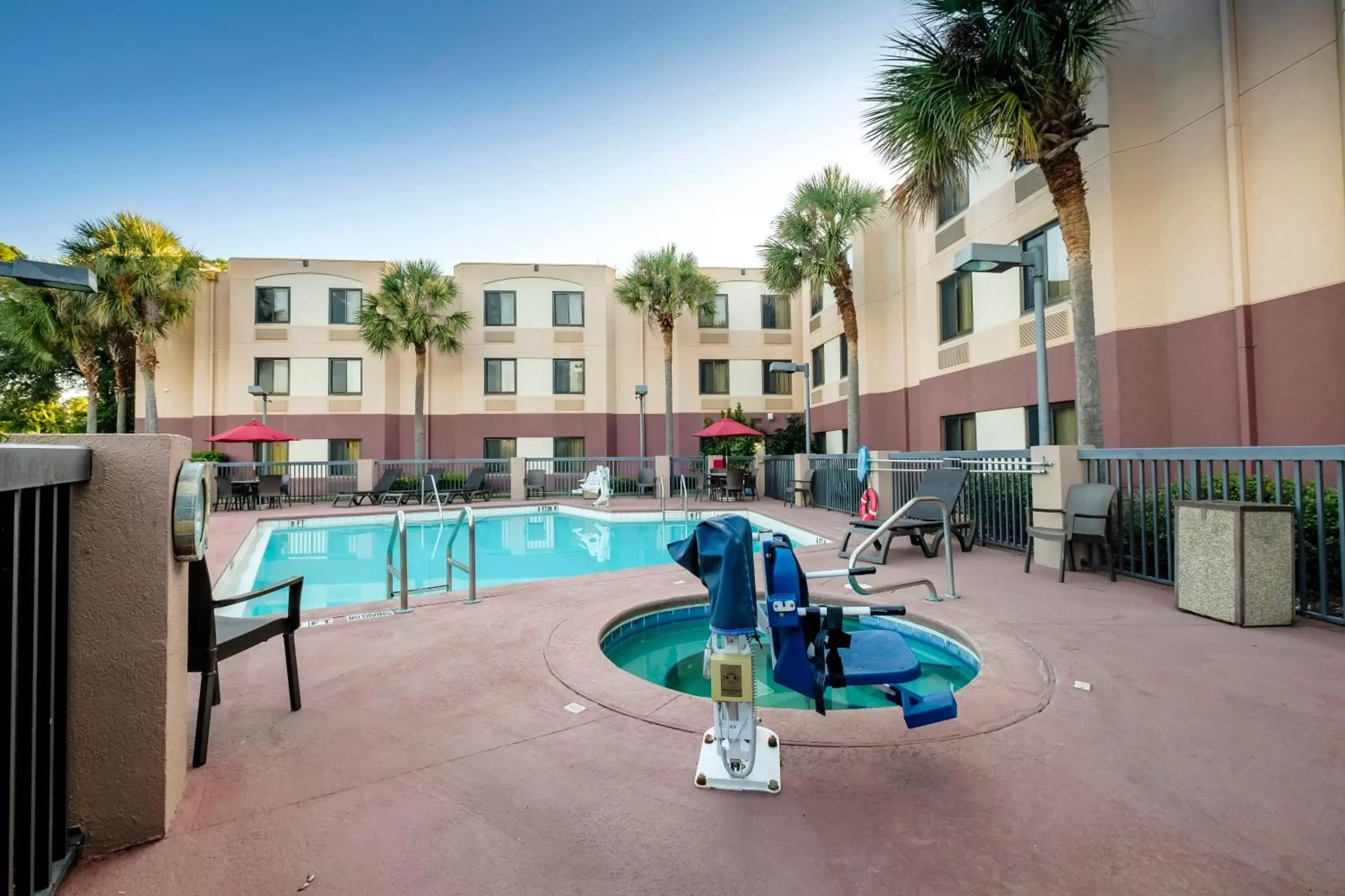 Swimming pool in Red Roof Inn PLUS+ Palm Coast Swimming pool in Red Roof Inn PLUS+ Palm Coast