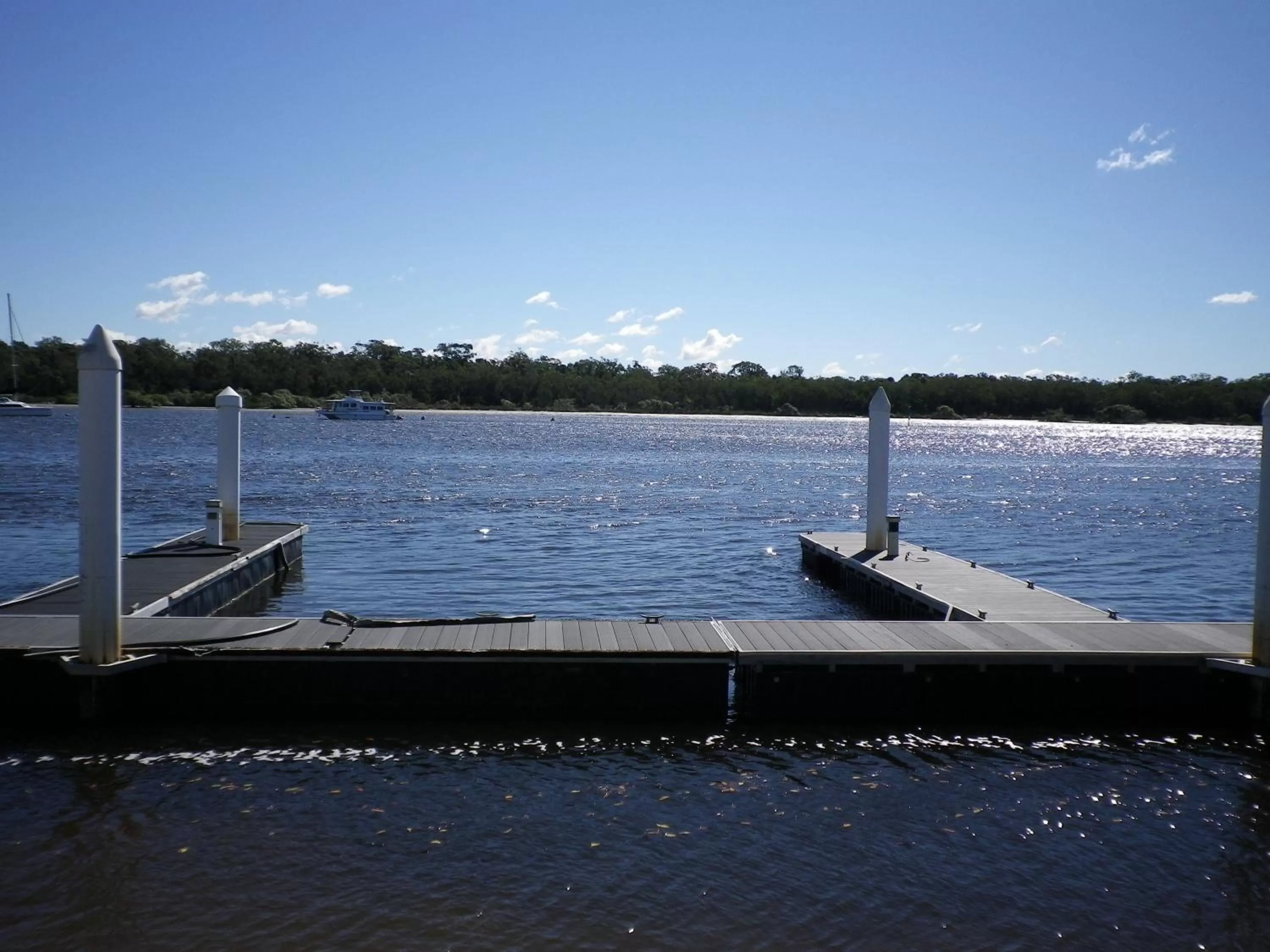 Area and facilities in Tin Can Bay's Sleepy Lagoon Motel