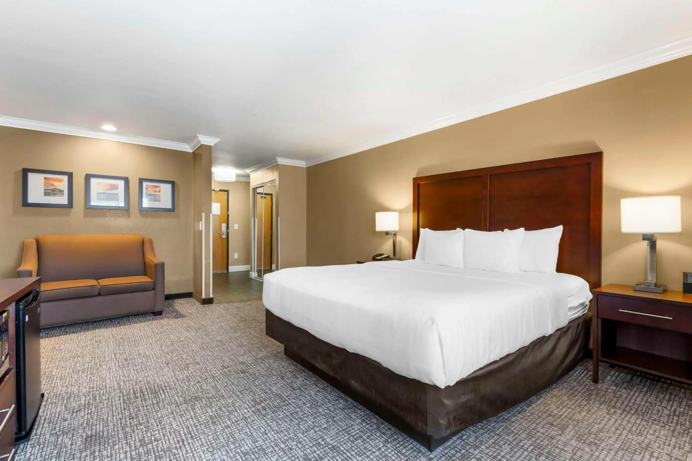 Bedroom, Bed in Comfort Inn & Suites Redwood Country