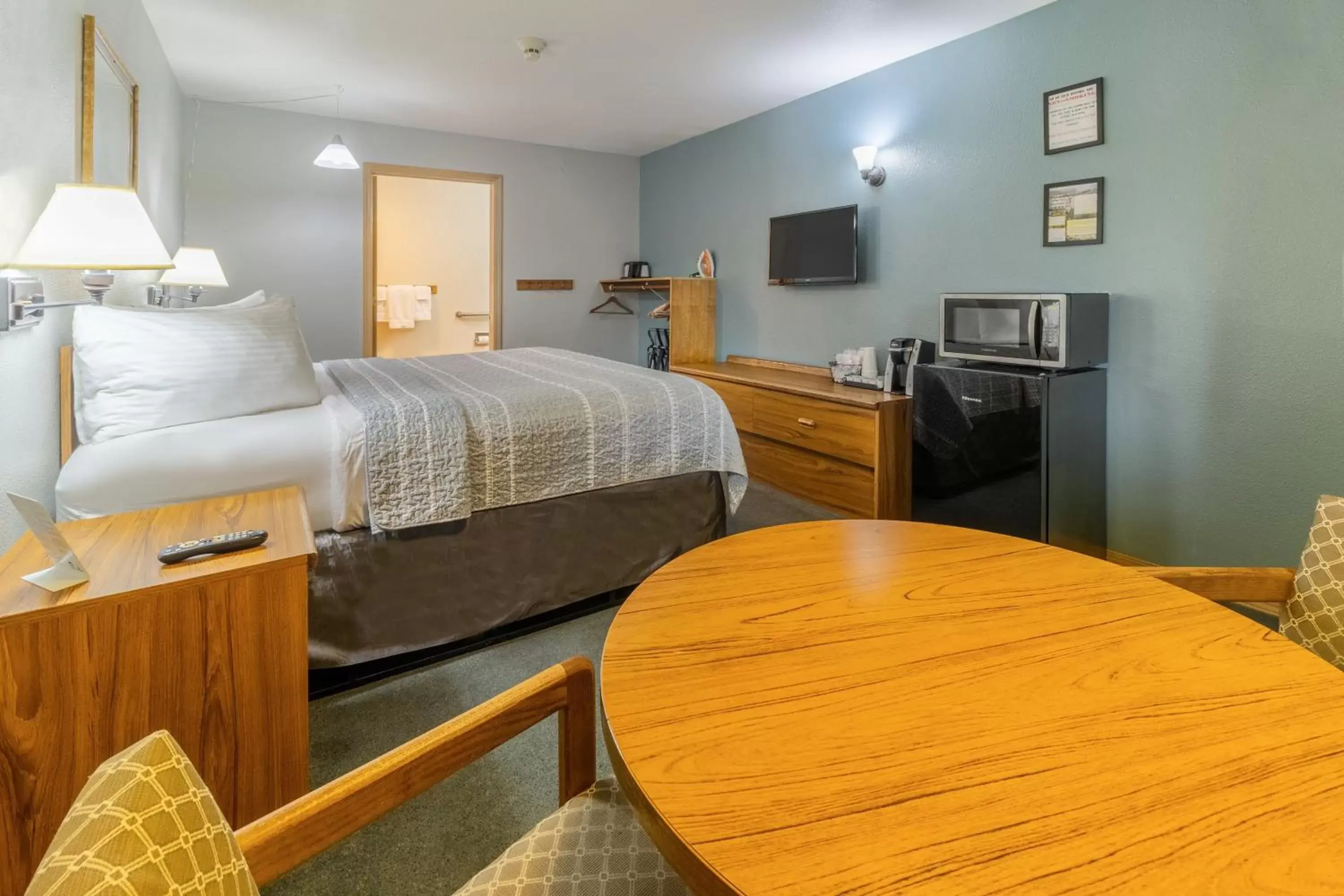 Photo of the whole room, Bed in Resort City Inn Coeur d Alene Photo of the whole room, Bed in Resort City Inn Coeur d Alene