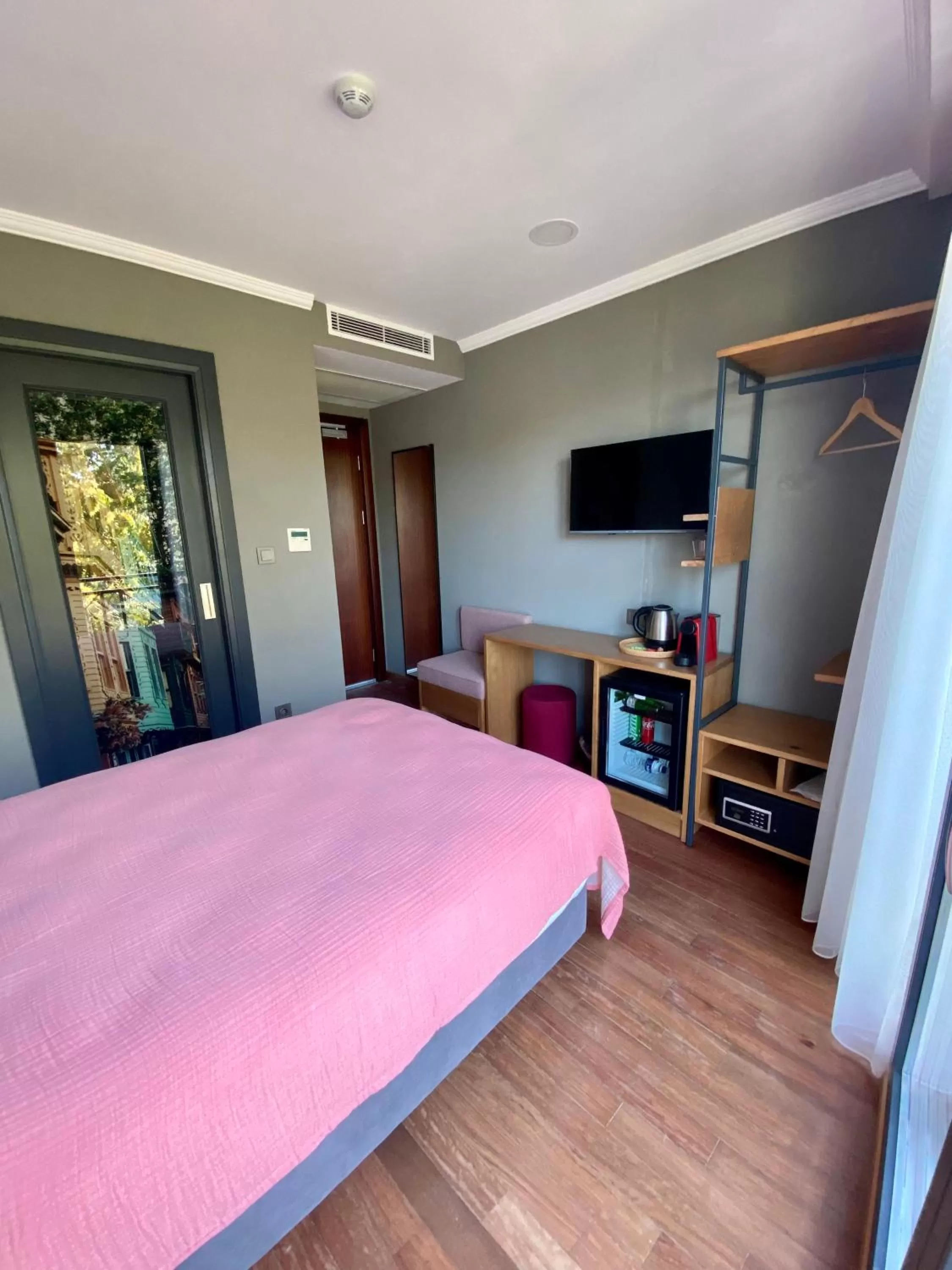 Photo of the whole room, Bed in Istanbul Old City Colorful Houses Balat PETRION Hotel