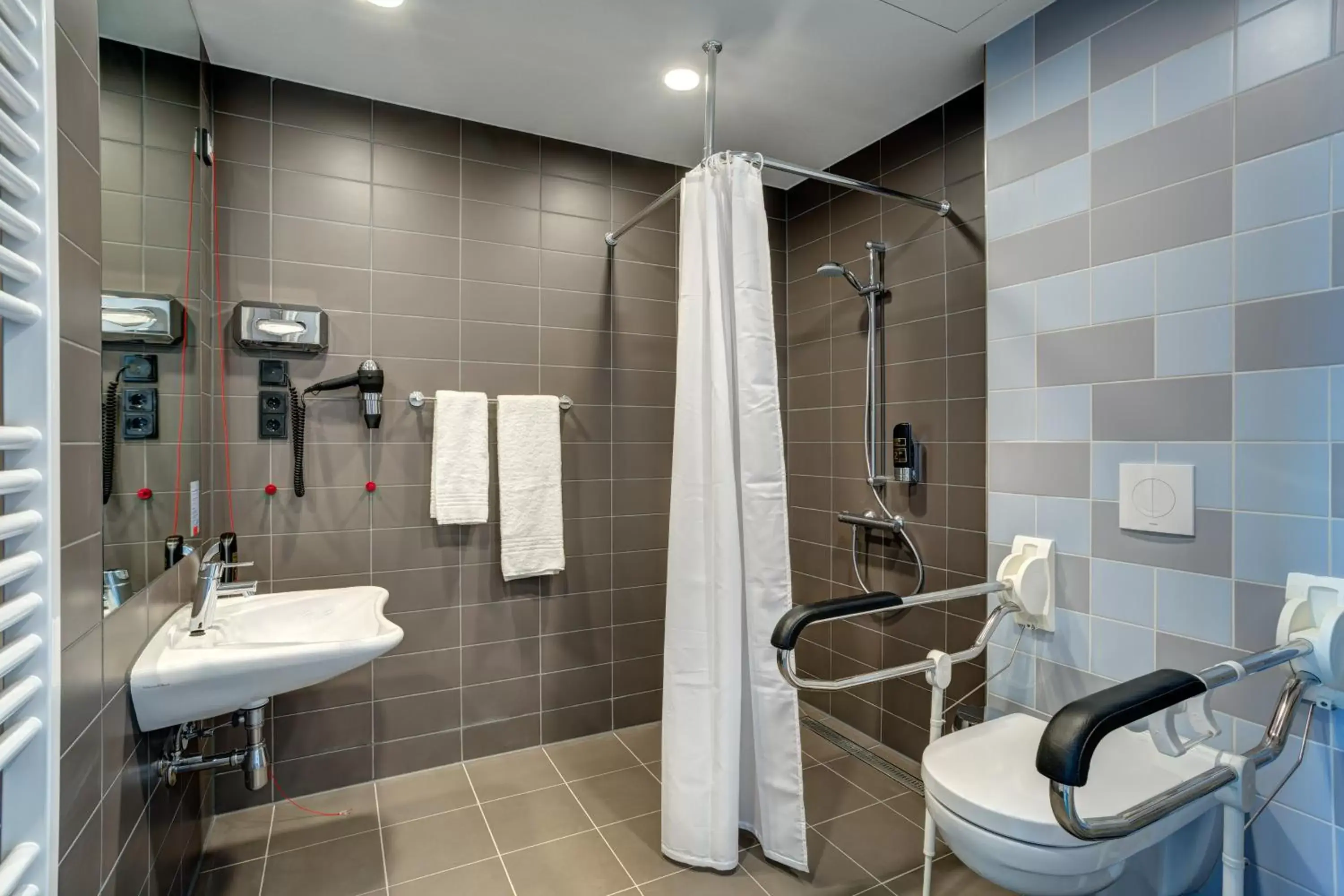 Facility for disabled guests, Bathroom in MEININGER Hotel Amsterdam Amstel