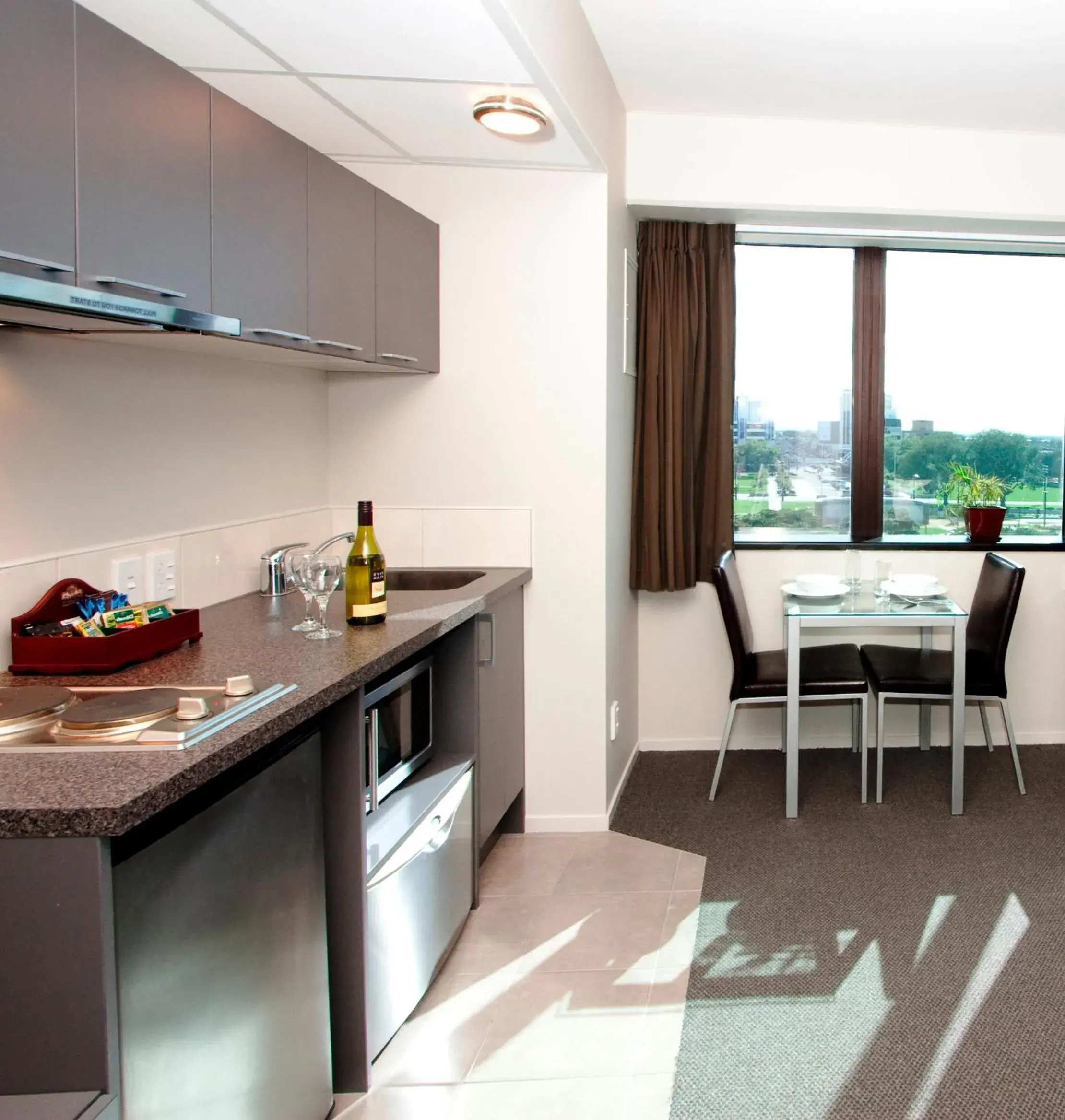 View (from property/room), Kitchen/Kitchenette in Quality Suites Central Square