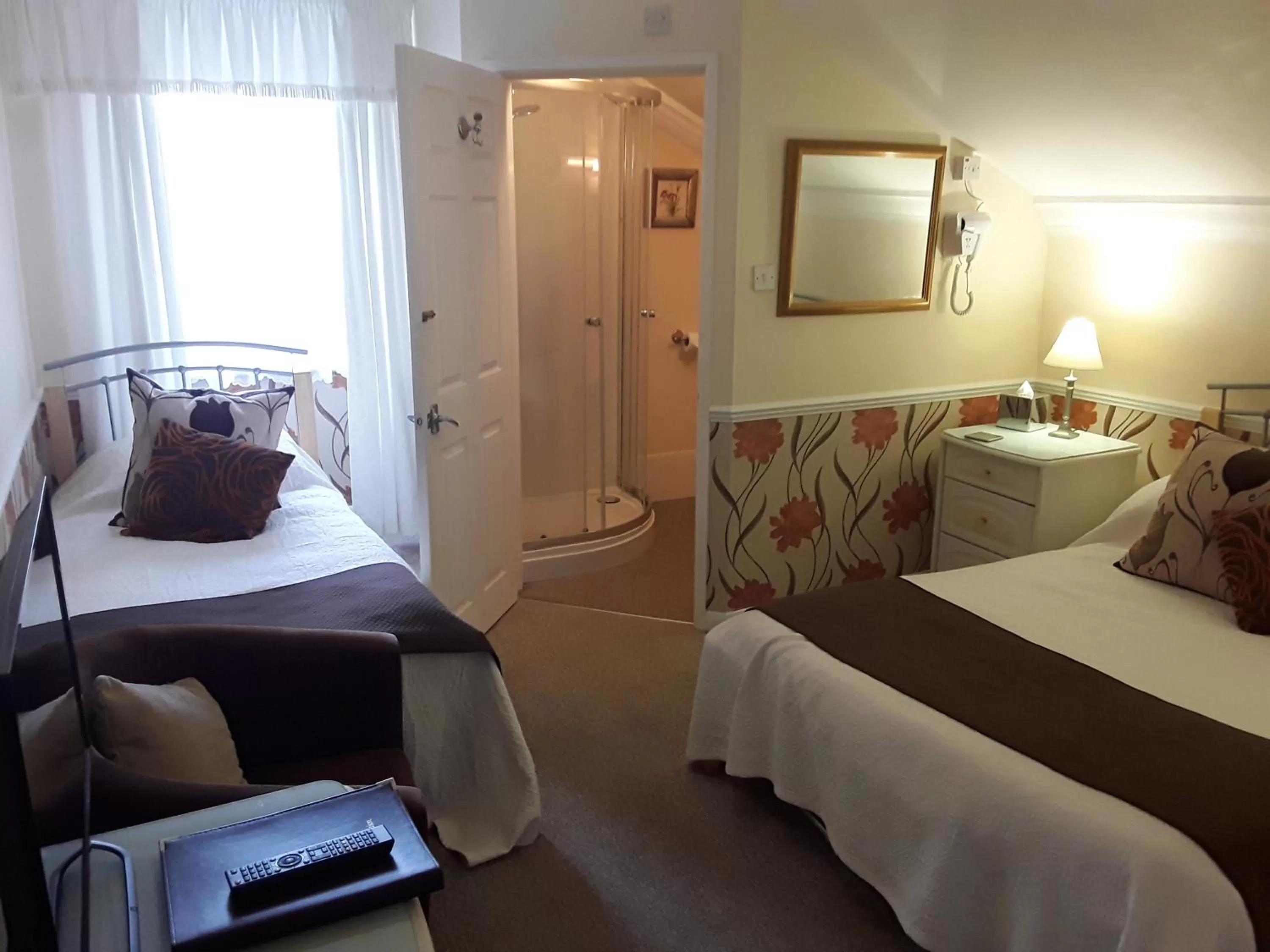 Photo of the whole room, Bed in The Pack o' Cards