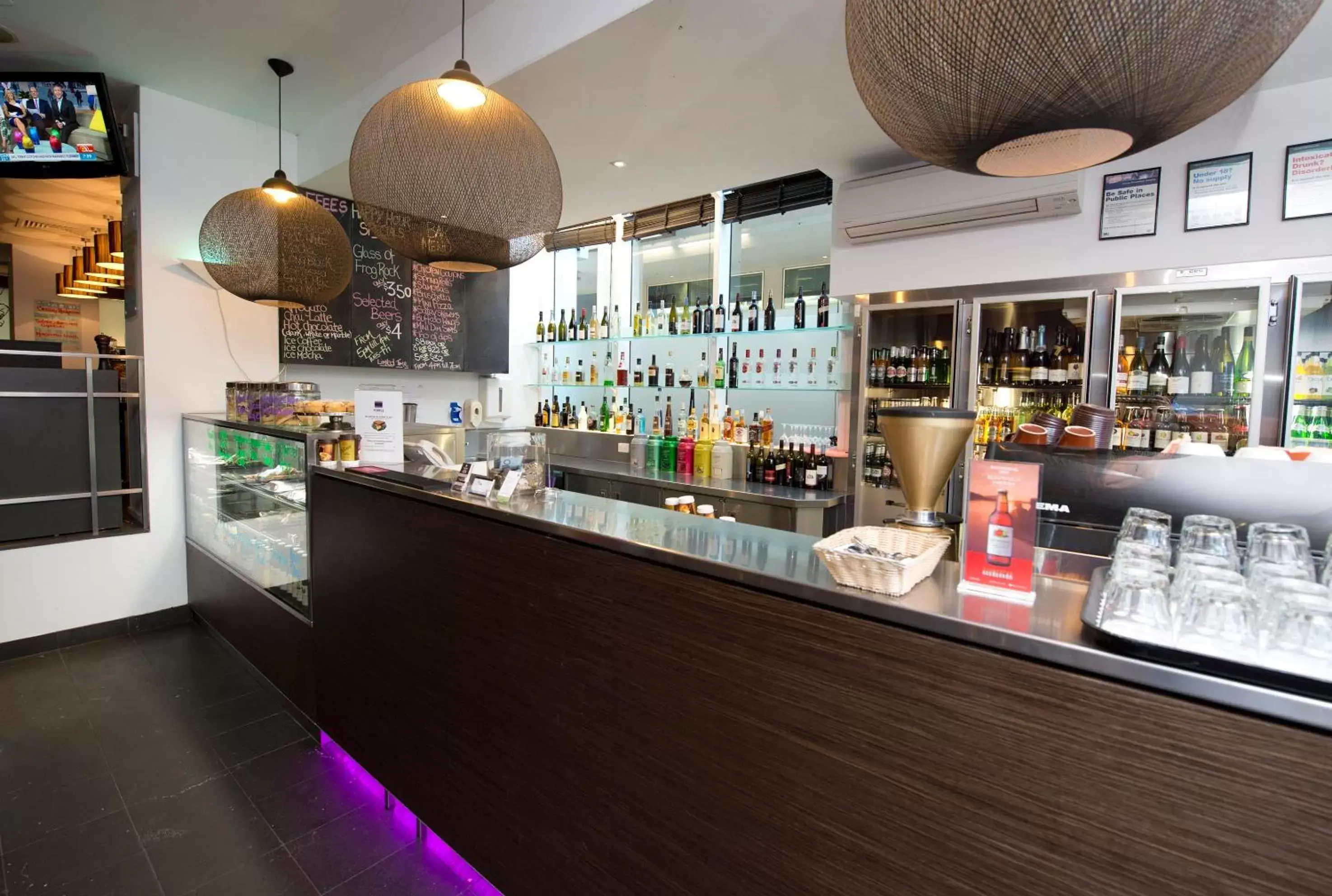 Restaurant/places to eat, Lounge/Bar in Park Regis Griffin Suites