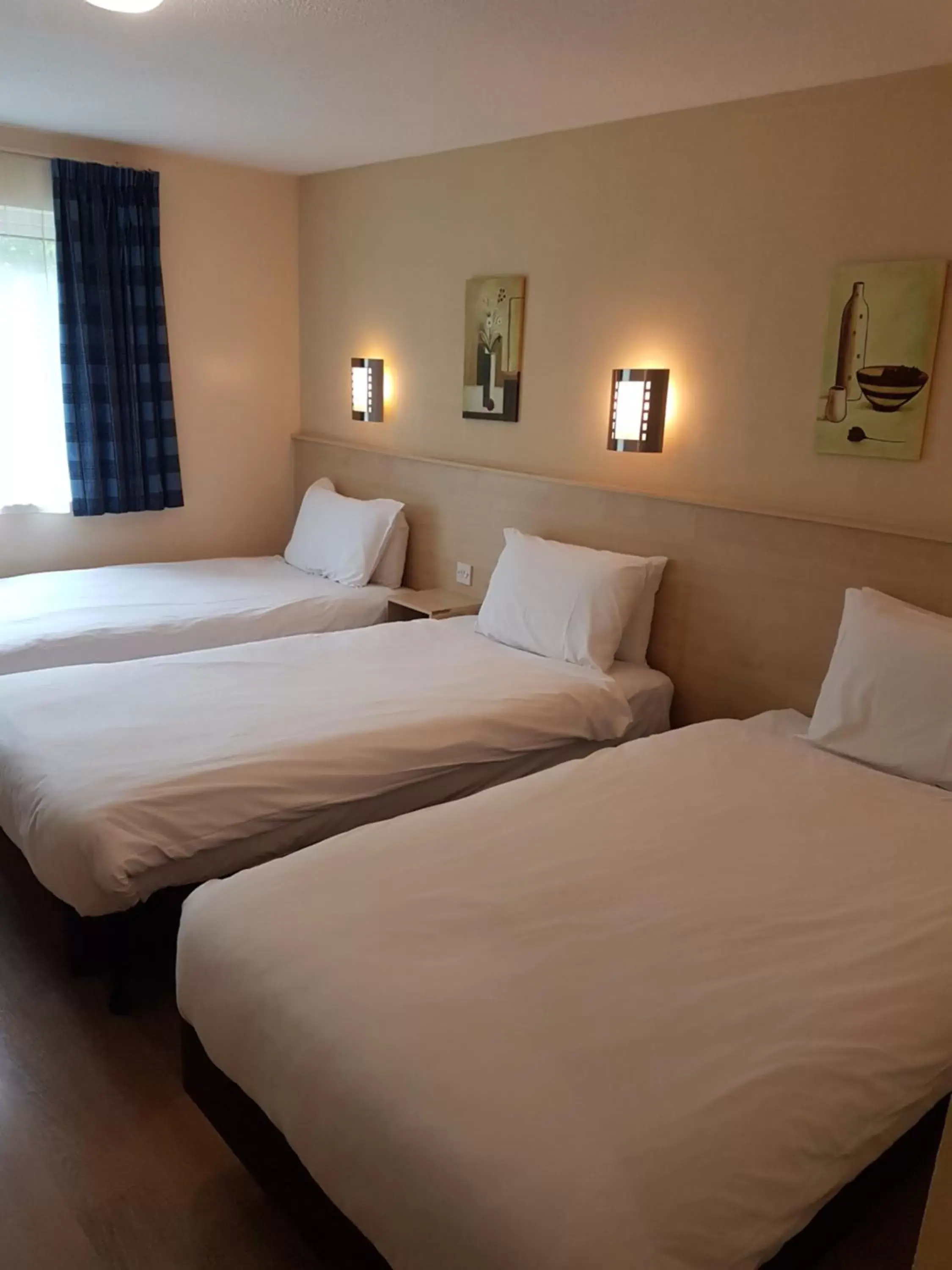 Bedroom, Bed in Travel Plaza Hotel