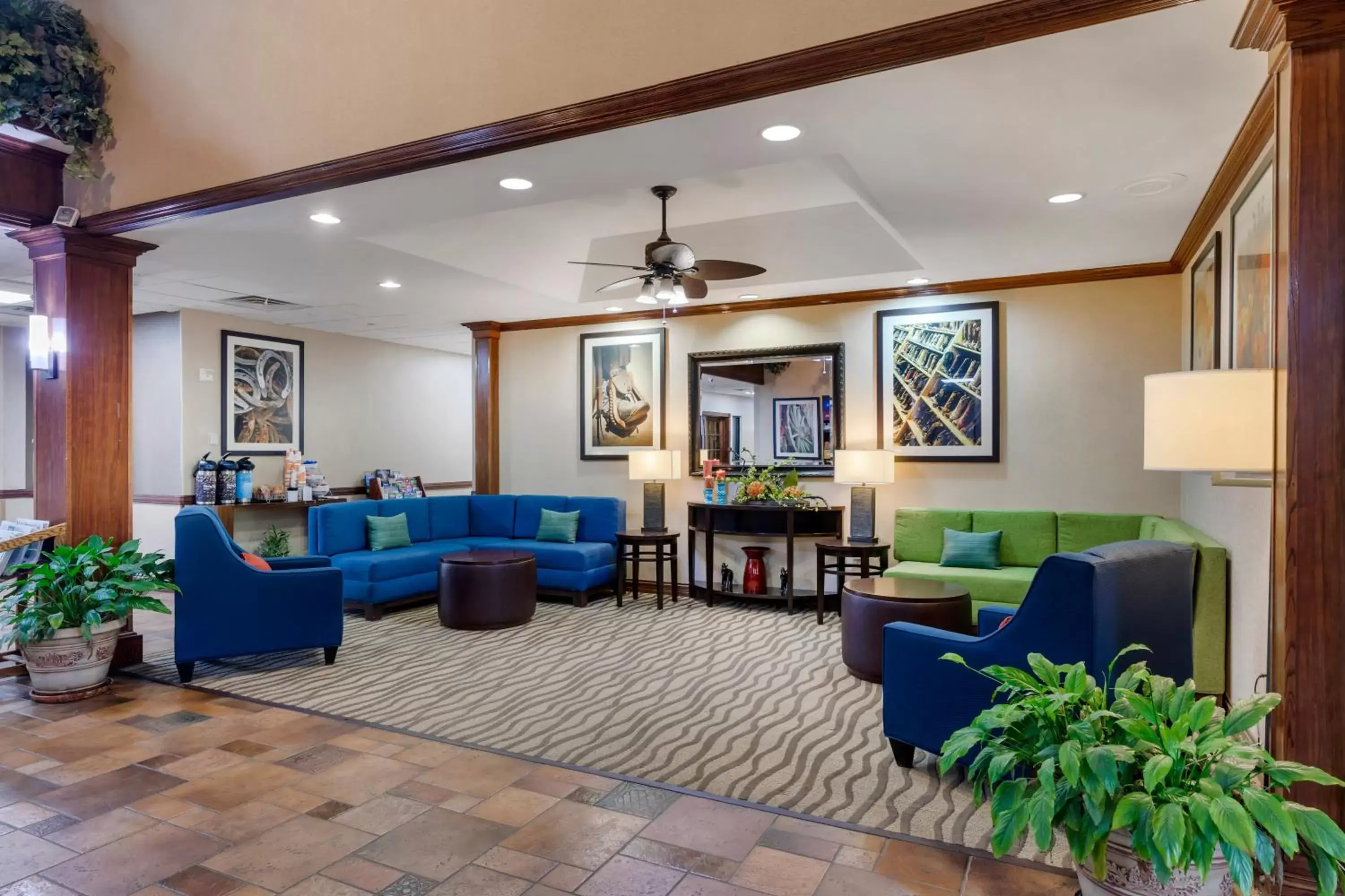 Seating area in Comfort Suites Marshall