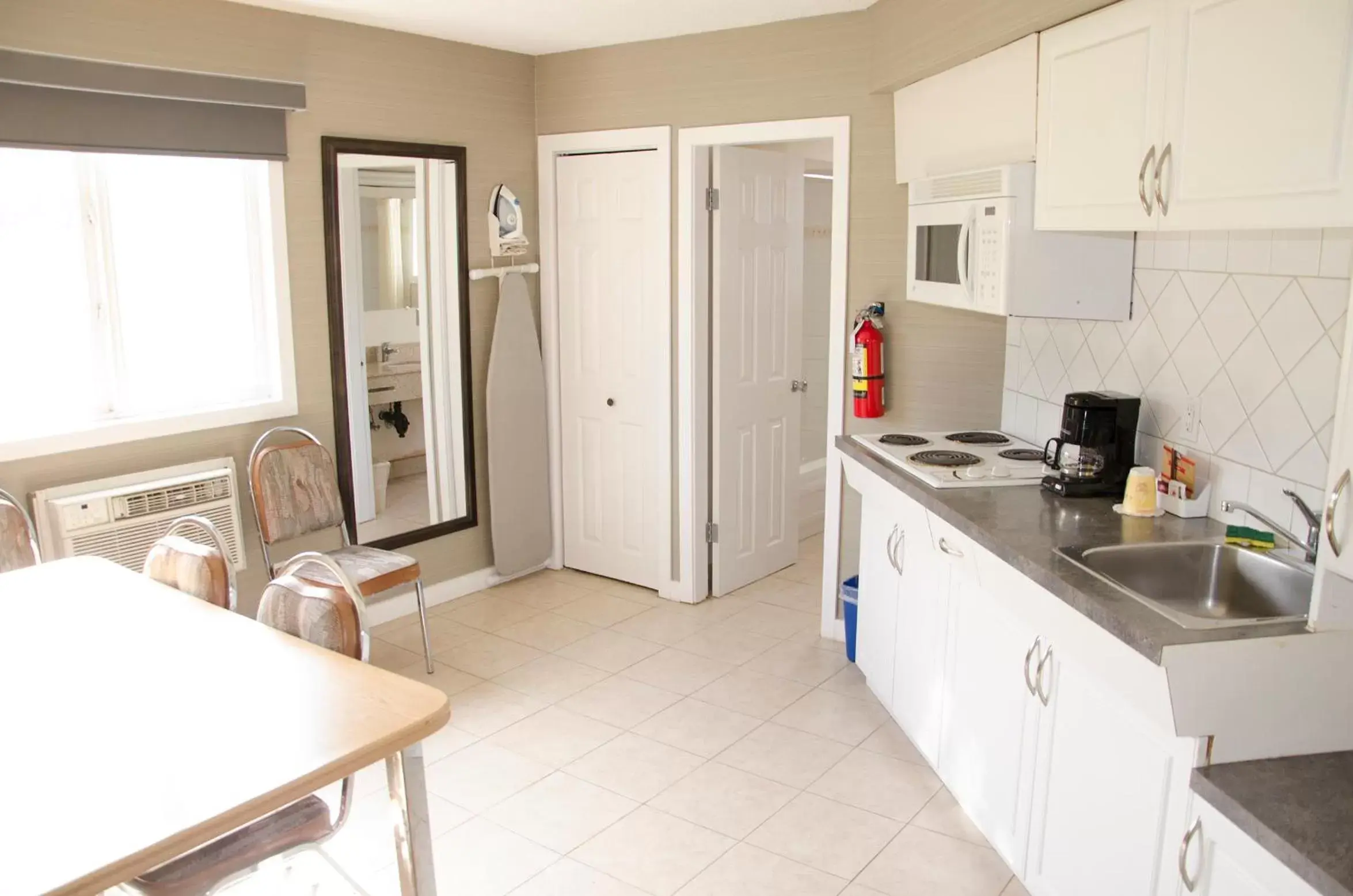 Kitchen/Kitchenette in Best Budget Inn & Suites Kamloops