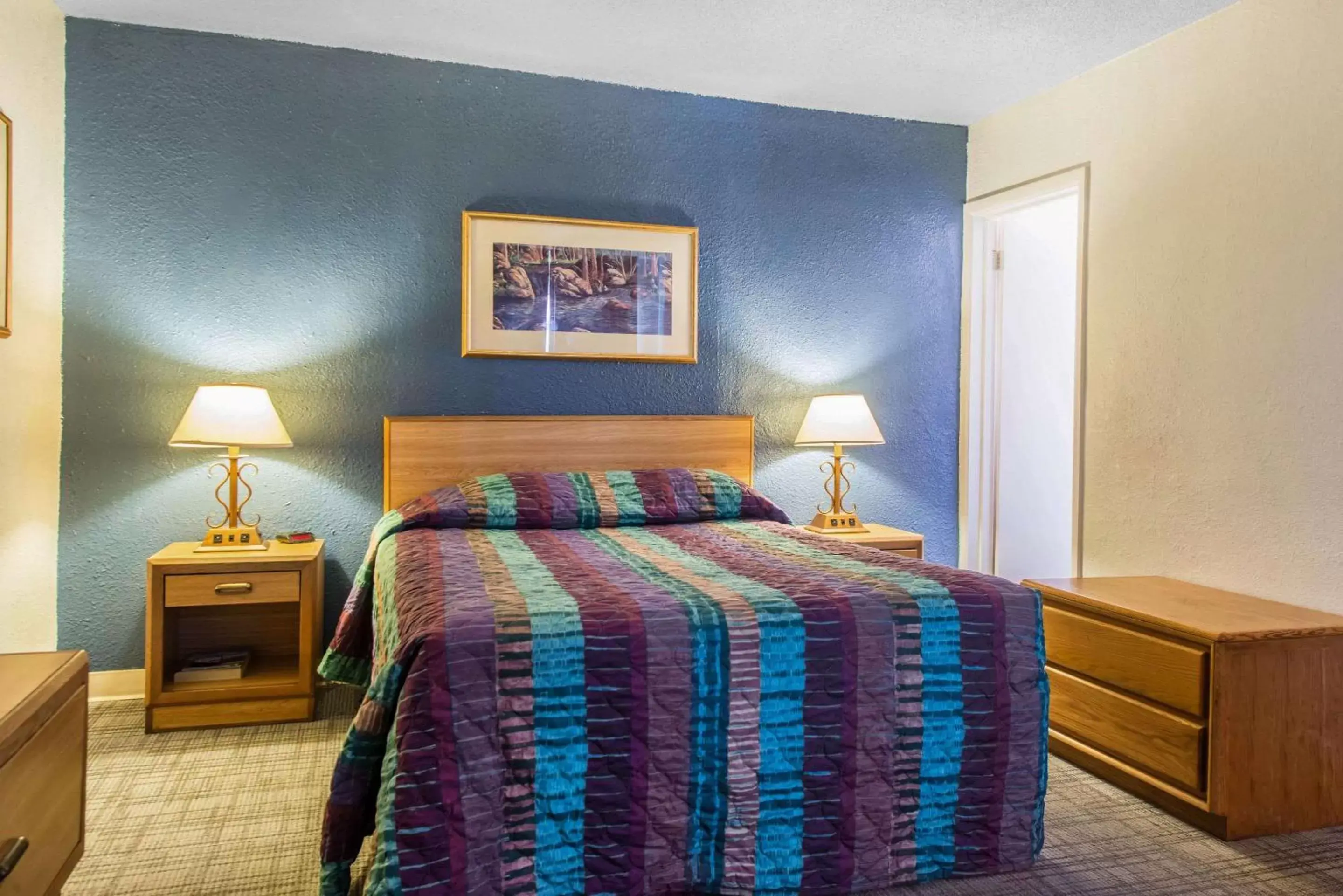 Photo of the whole room, Bed in Rodeway Inn & Suites Colorado Springs