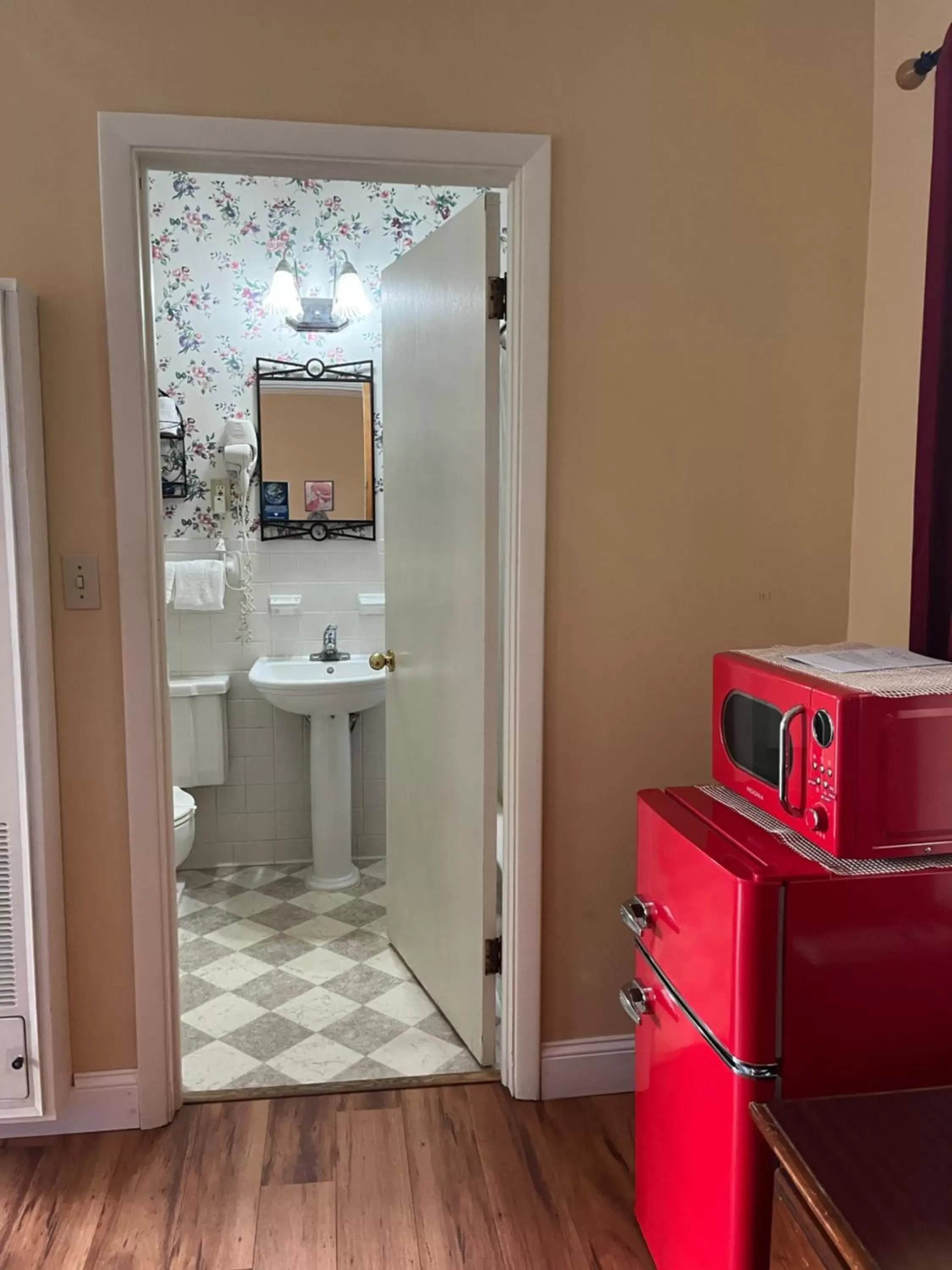 Bathroom in Vinehurst Inn & Suites