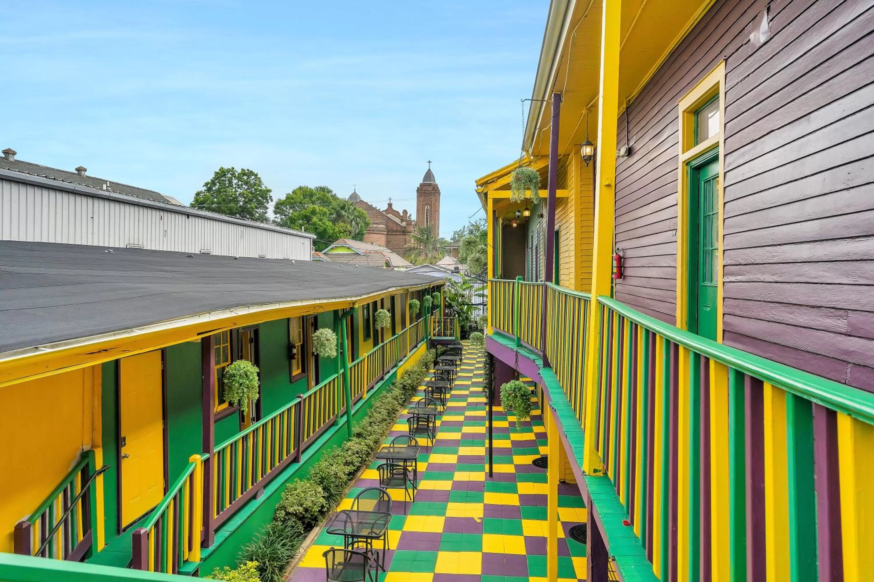 Inner courtyard view in Historic Mardi Gras Inn