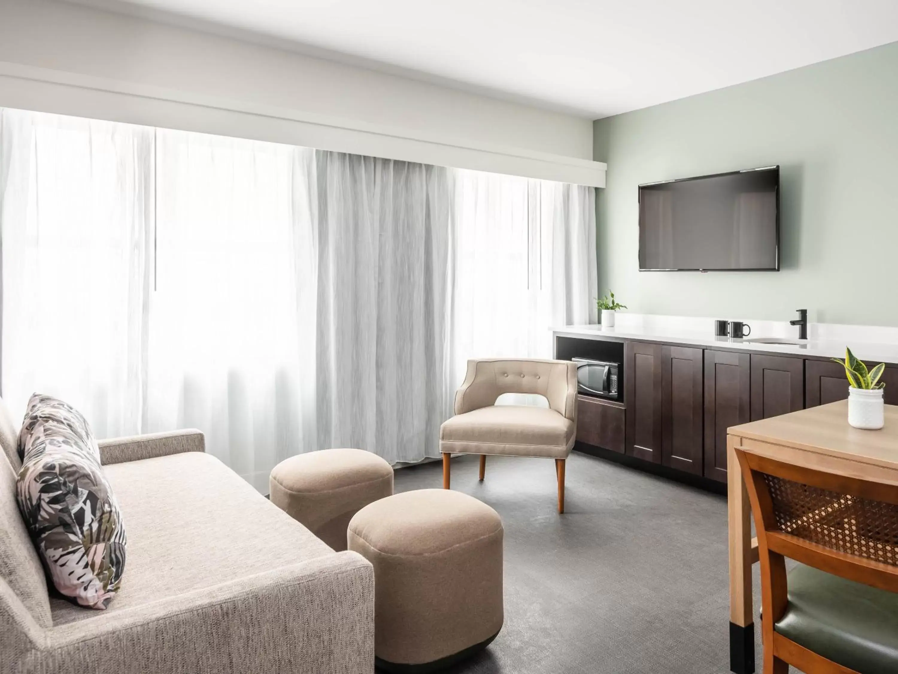 Photo of the whole room, Seating Area in Holiday Inn Express St. Louis Central West End, an IHG Hotel