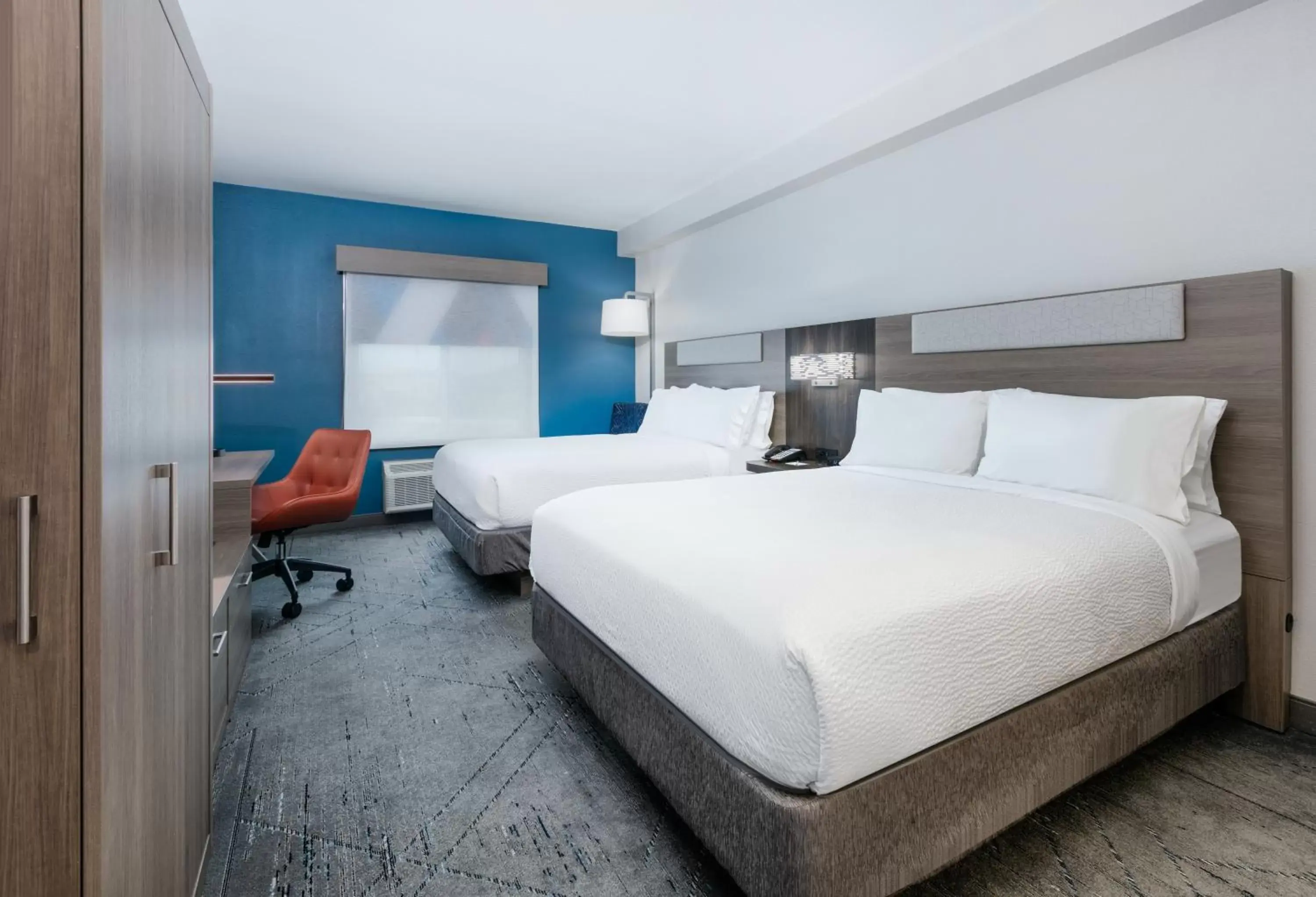 Bedroom, Bed in Holiday Inn Express & Suites - Dallas Park Central Northeast, an IHG Hotel