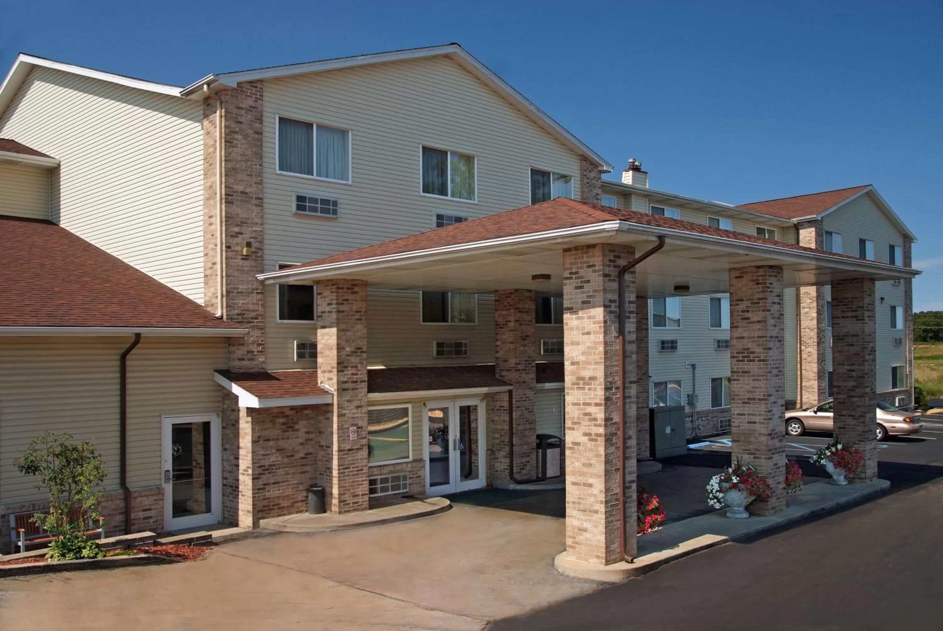Property building in Red Roof Inn Osage Beach - Lake of the Ozarks