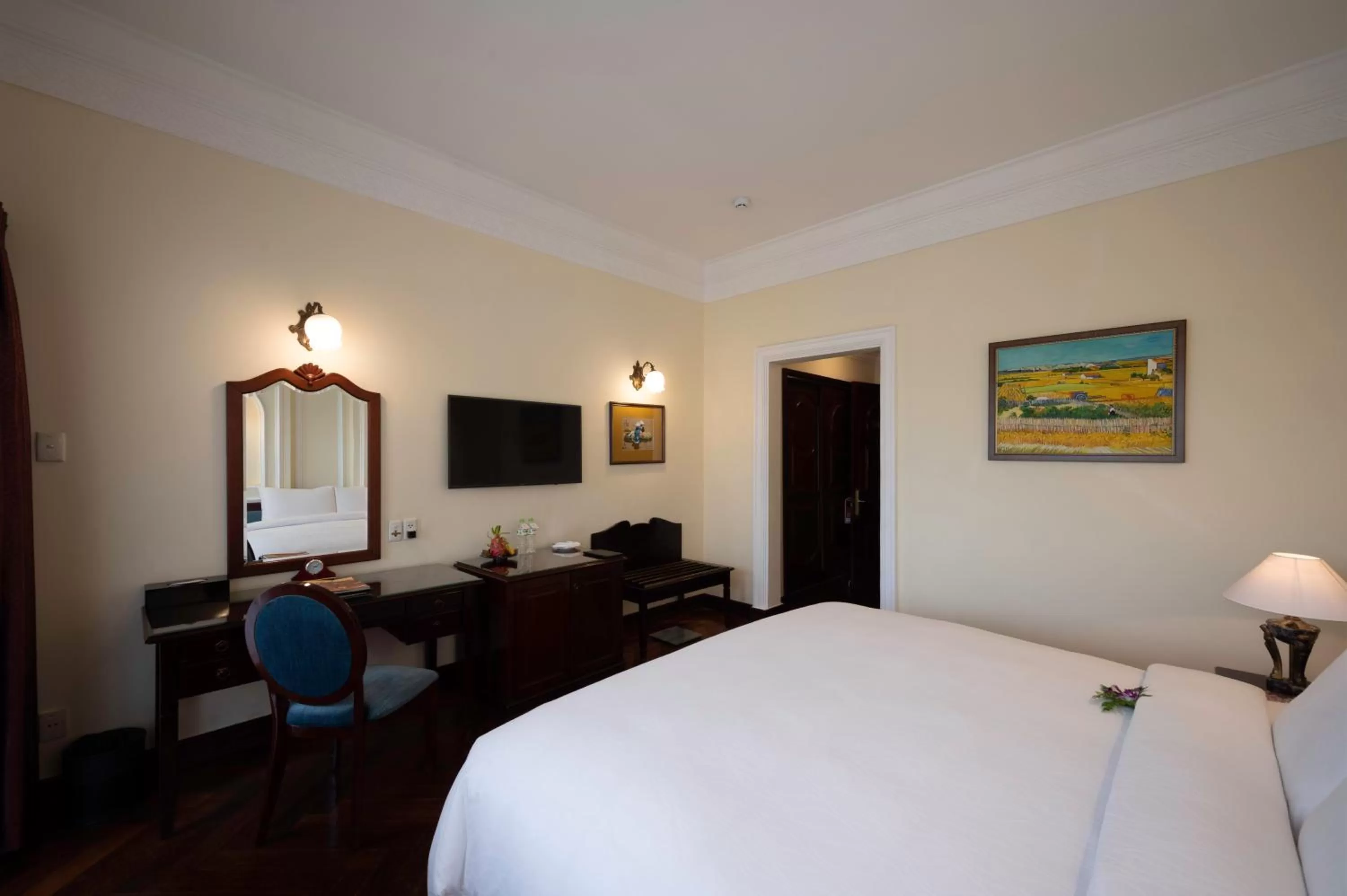 Photo of the whole room, Bed in Hotel Majestic Saigon