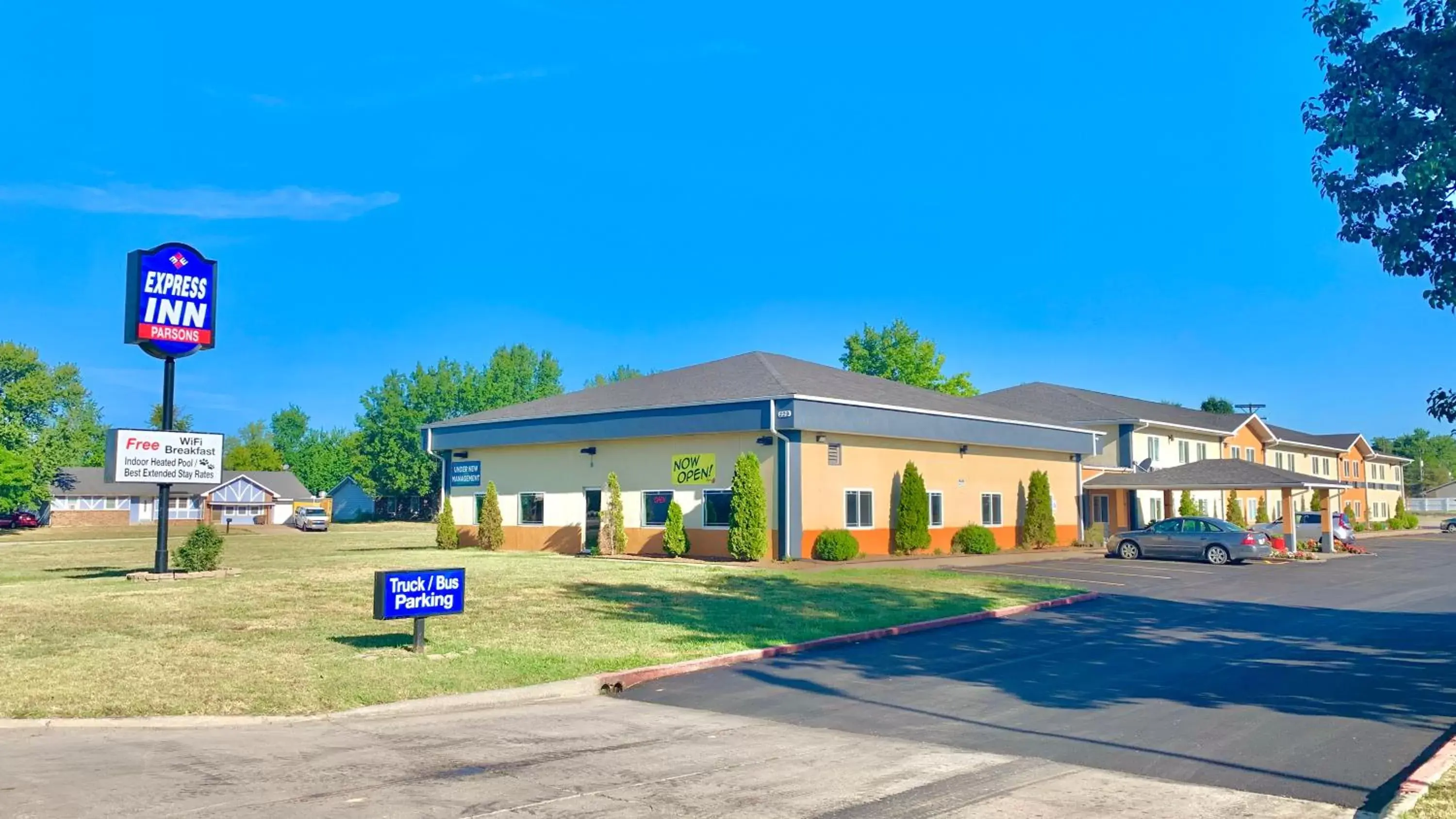 Property Building in Express Inn Parsons