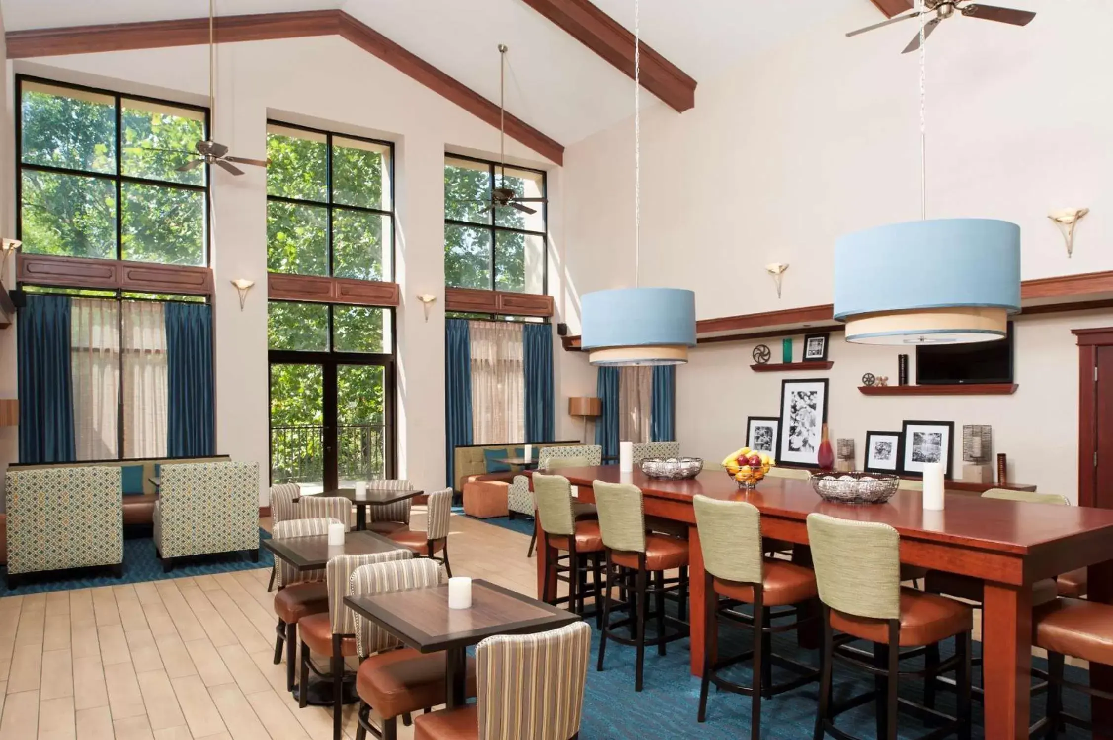 Lounge or bar, Restaurant/Places to Eat in Hampton Inn & Suites Kokomo