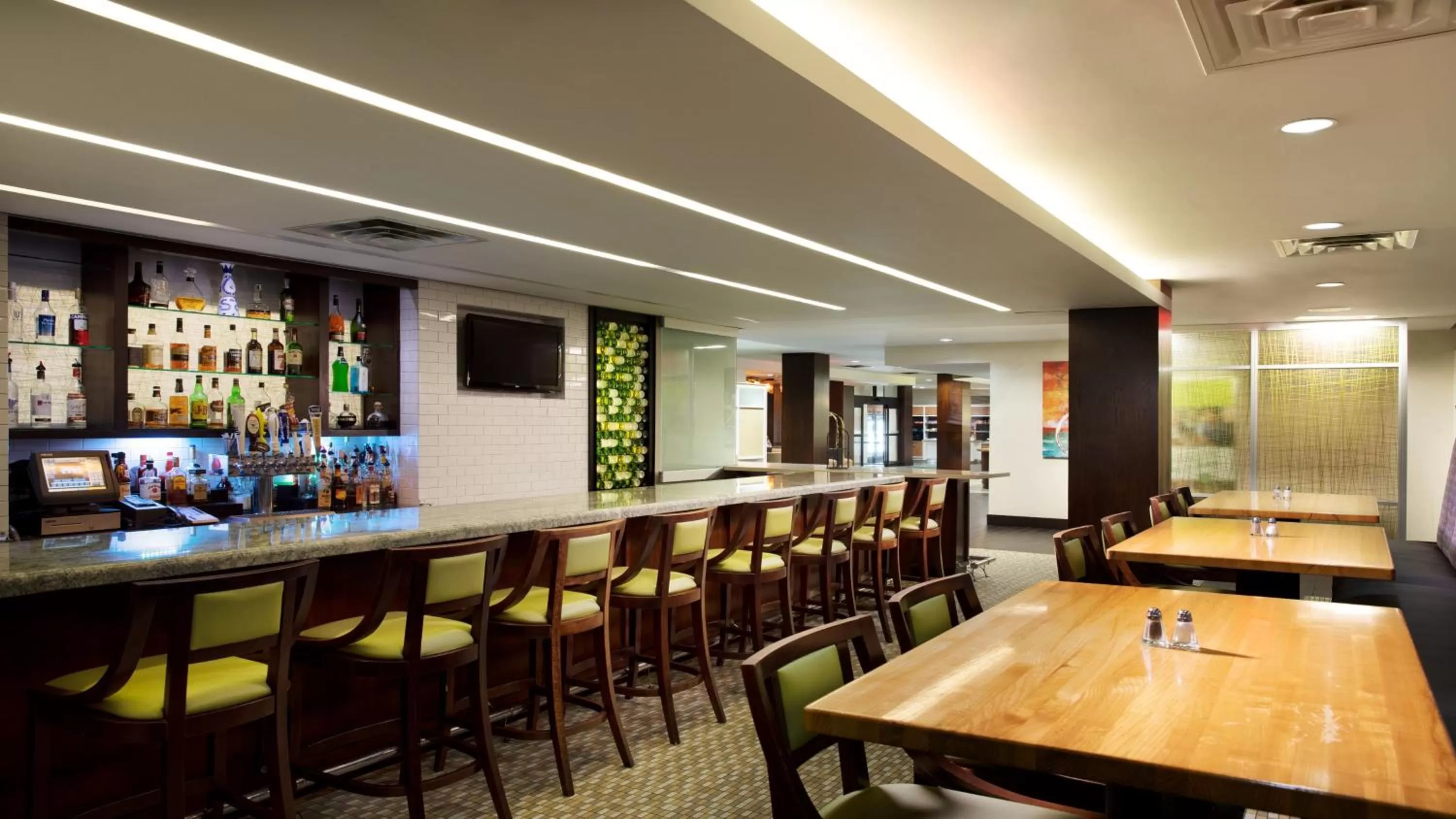 Lounge or bar in Holiday Inn Clark - Newark by IHG