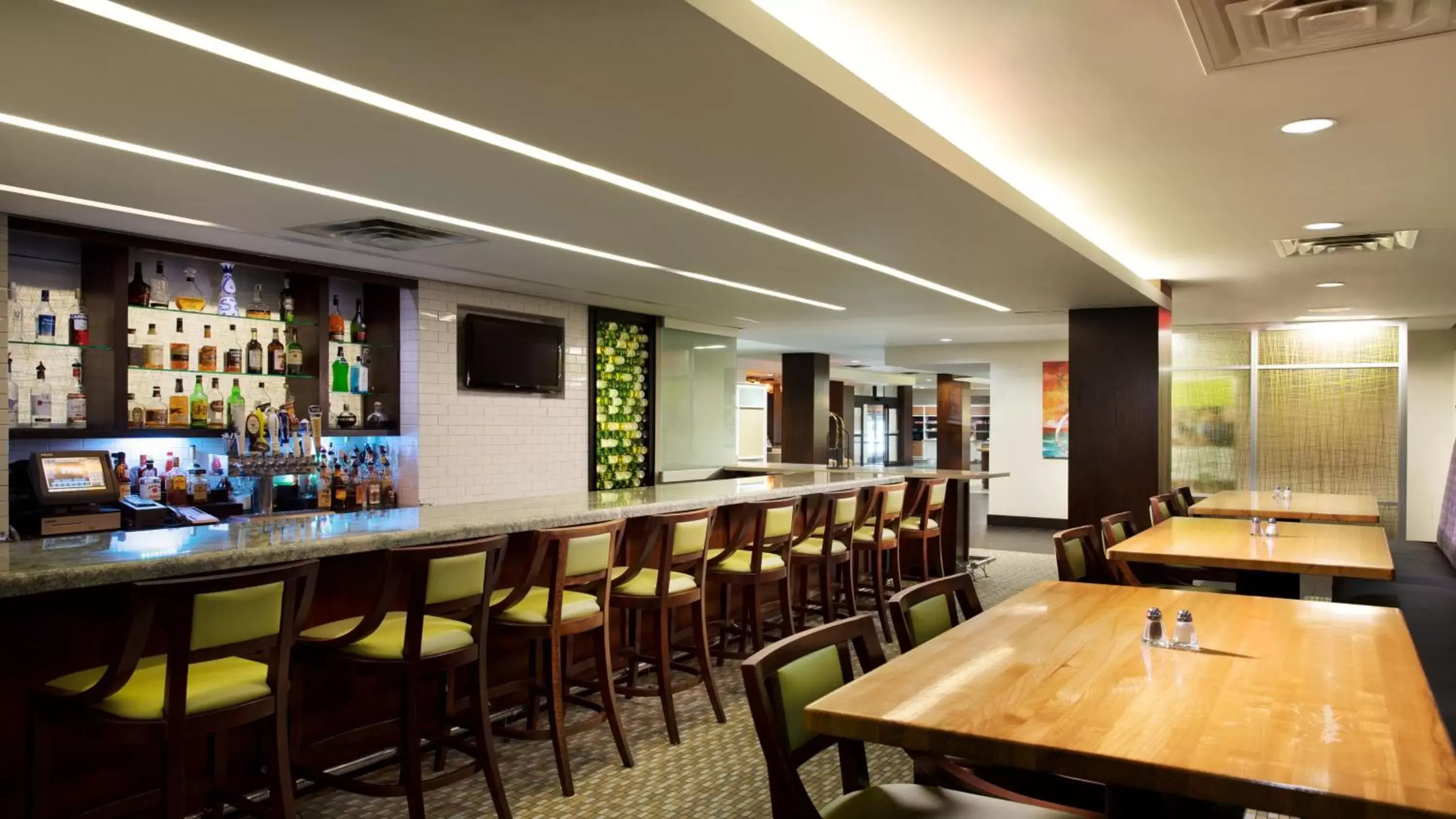 Lounge or bar, Restaurant/Places to Eat in Holiday Inn Clark - Newark, an IHG Hotel