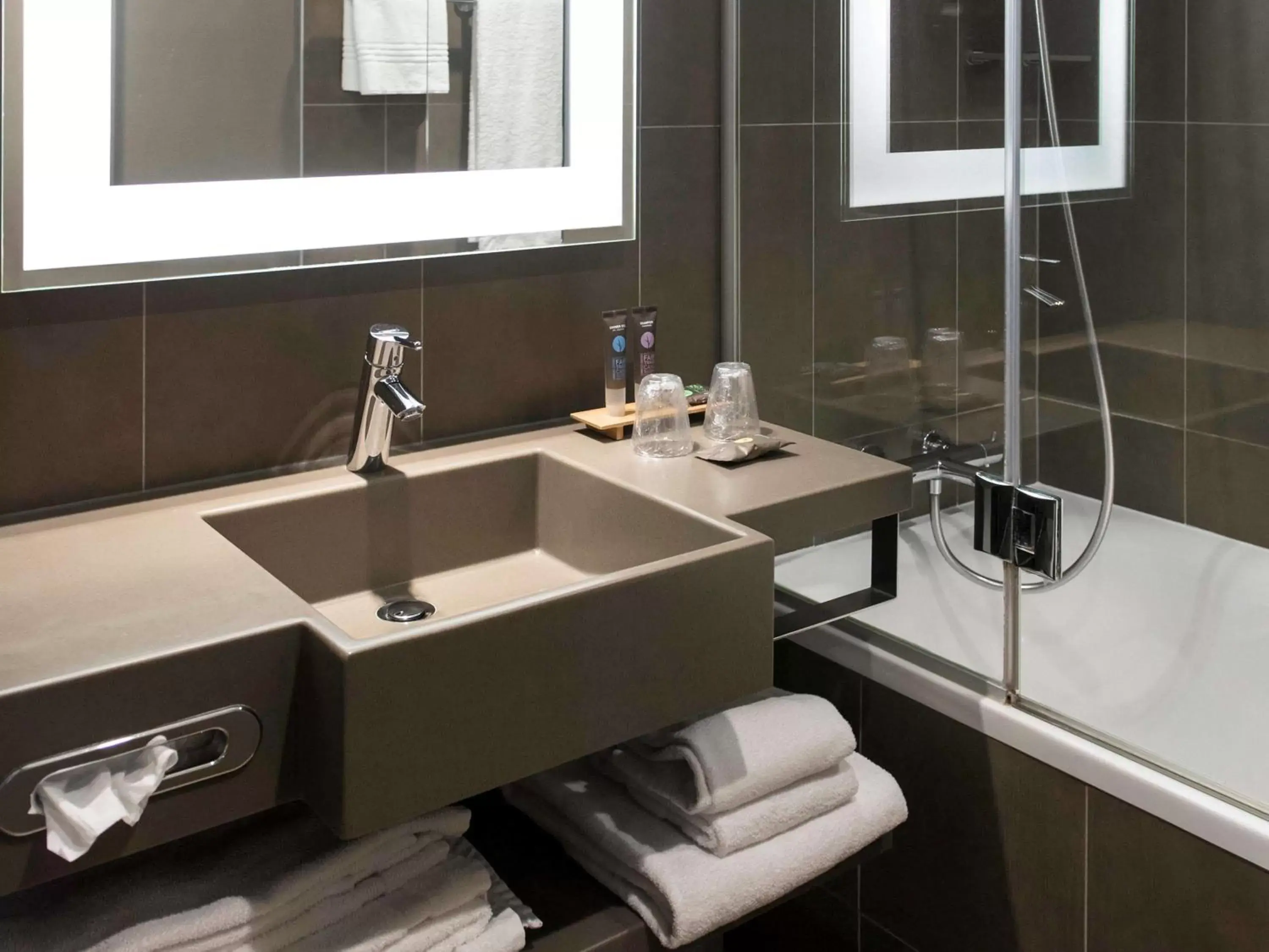 Photo of the whole room, Bathroom in Novotel Brussels Airport
