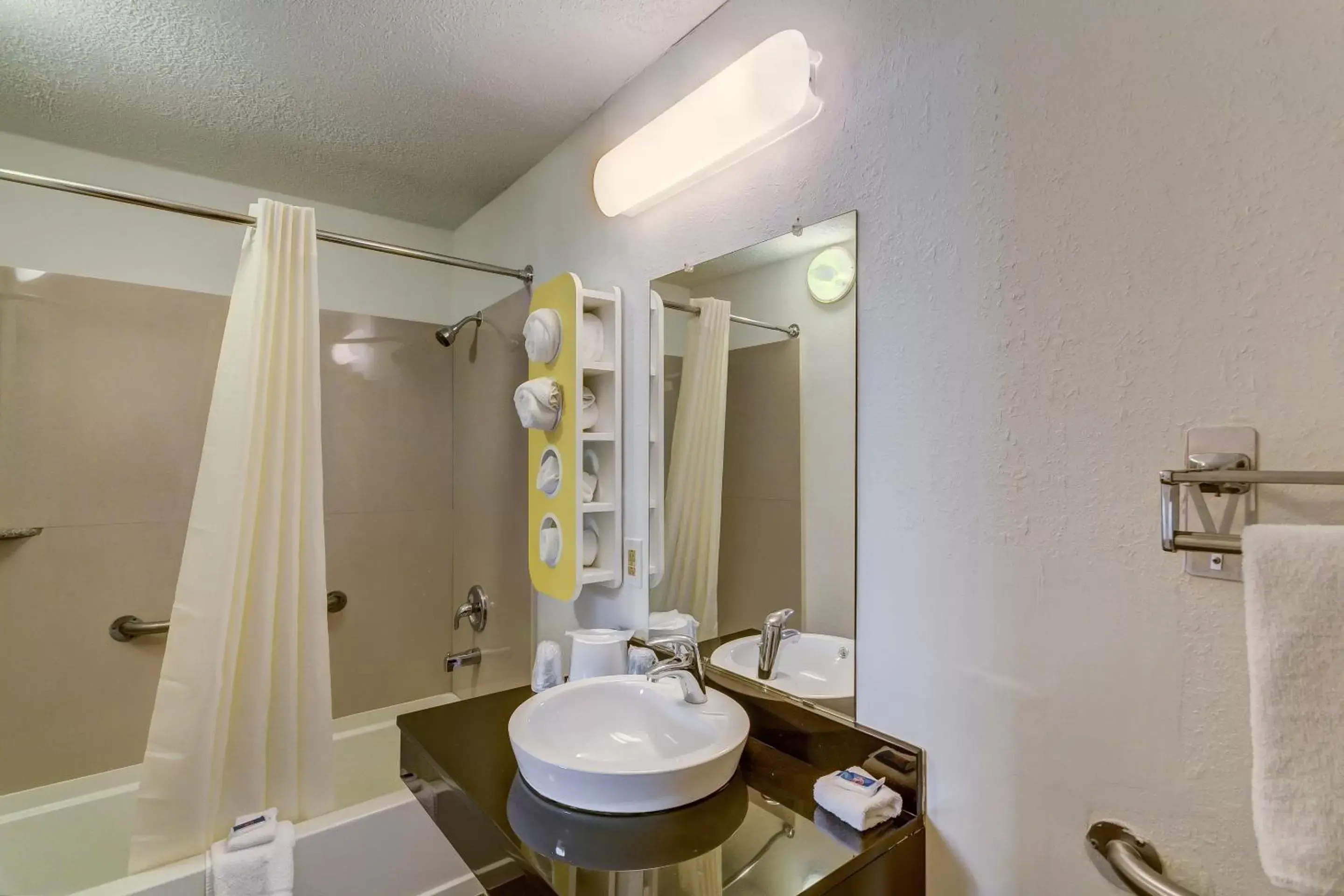 King Room - Disability Access - Non-Smoking in Motel 6-Berea, KY King Room - Disability Access - Non-Smoking in Motel 6-Berea, KY