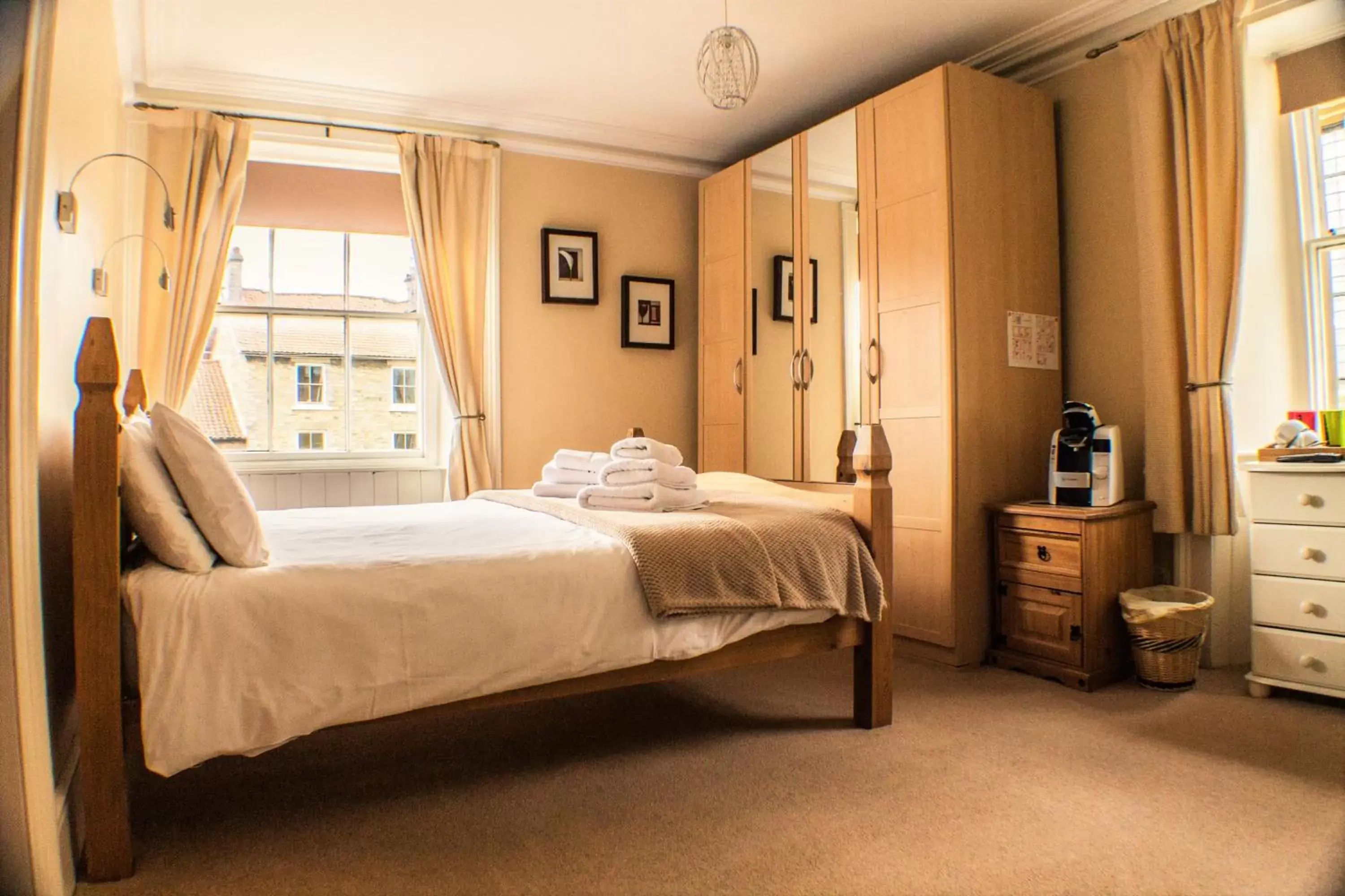 Bedroom, Bed in The Royal Oak Hotel