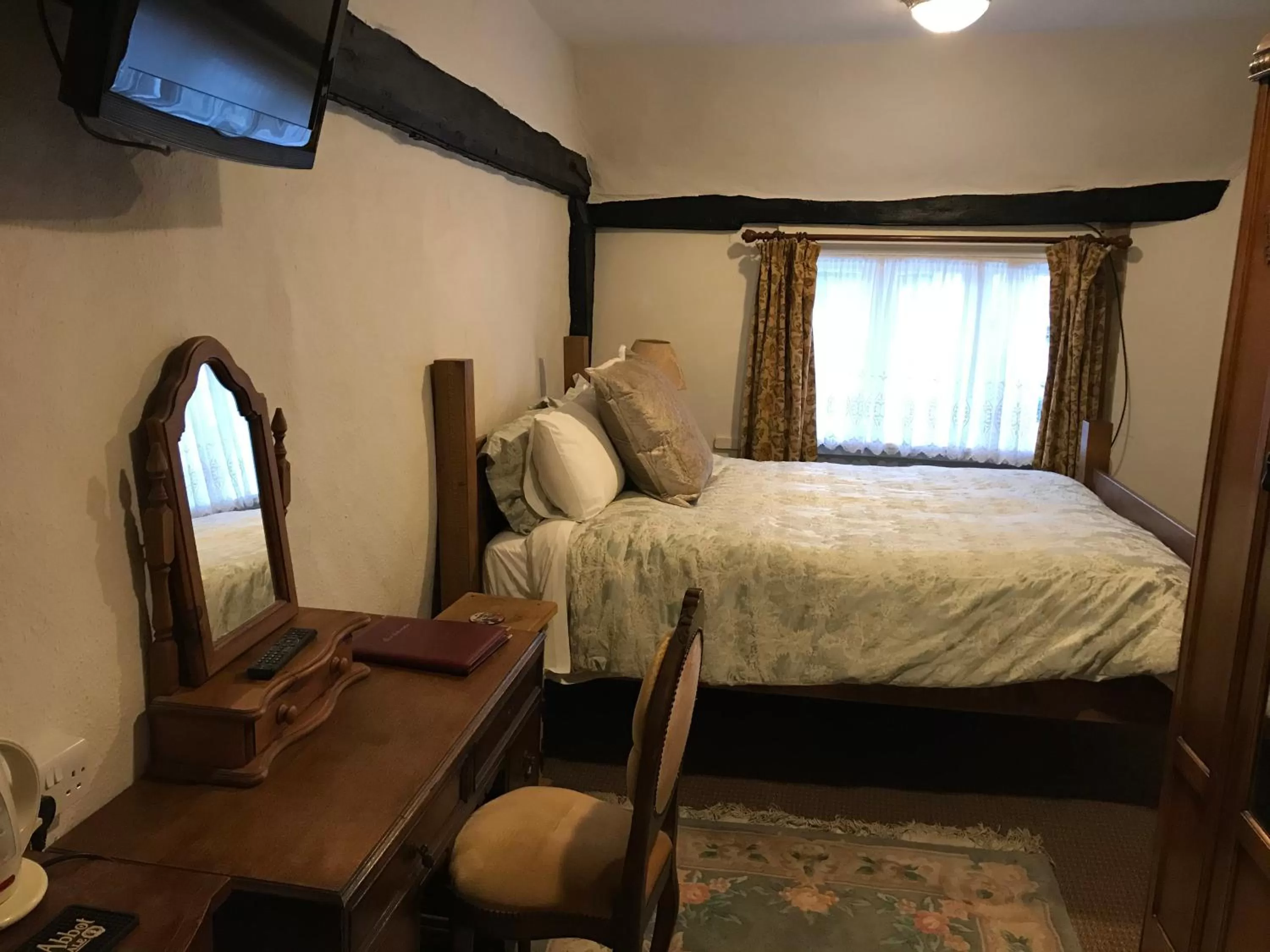 Bed in The Chequers Inn