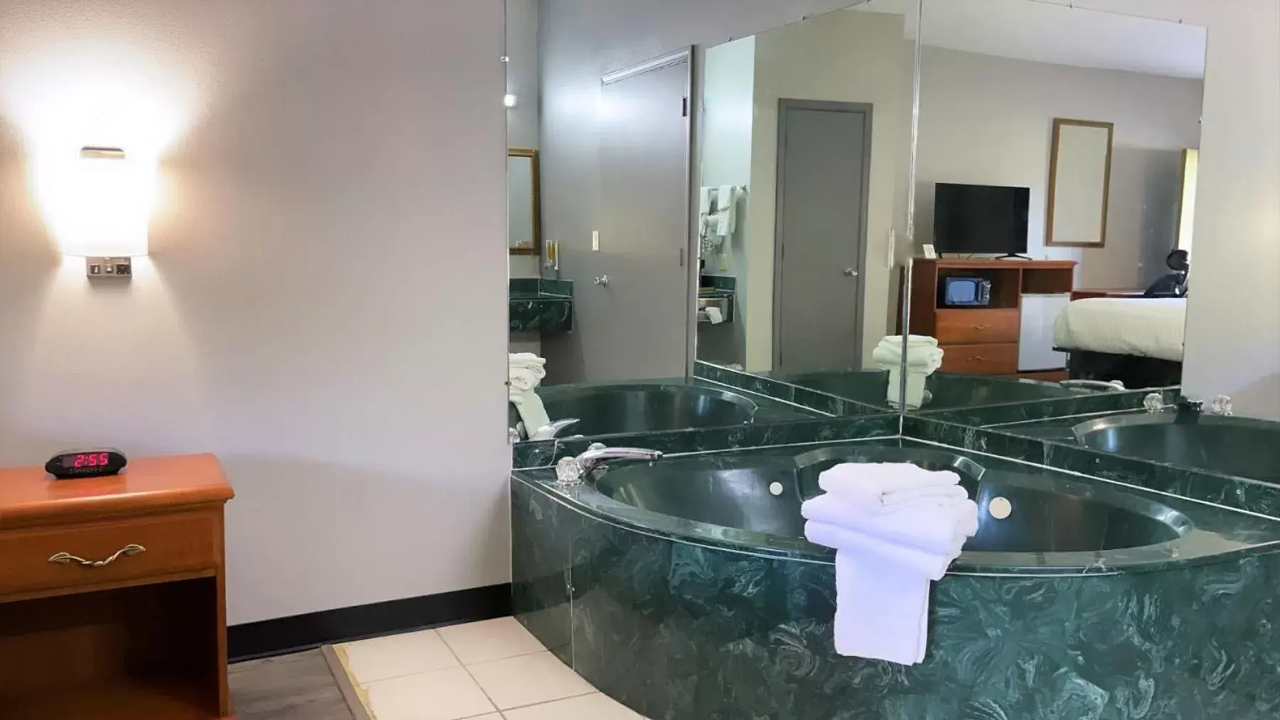 Hot Tub, Bathroom in Days Inn by Wyndham North Little Rock Maumelle