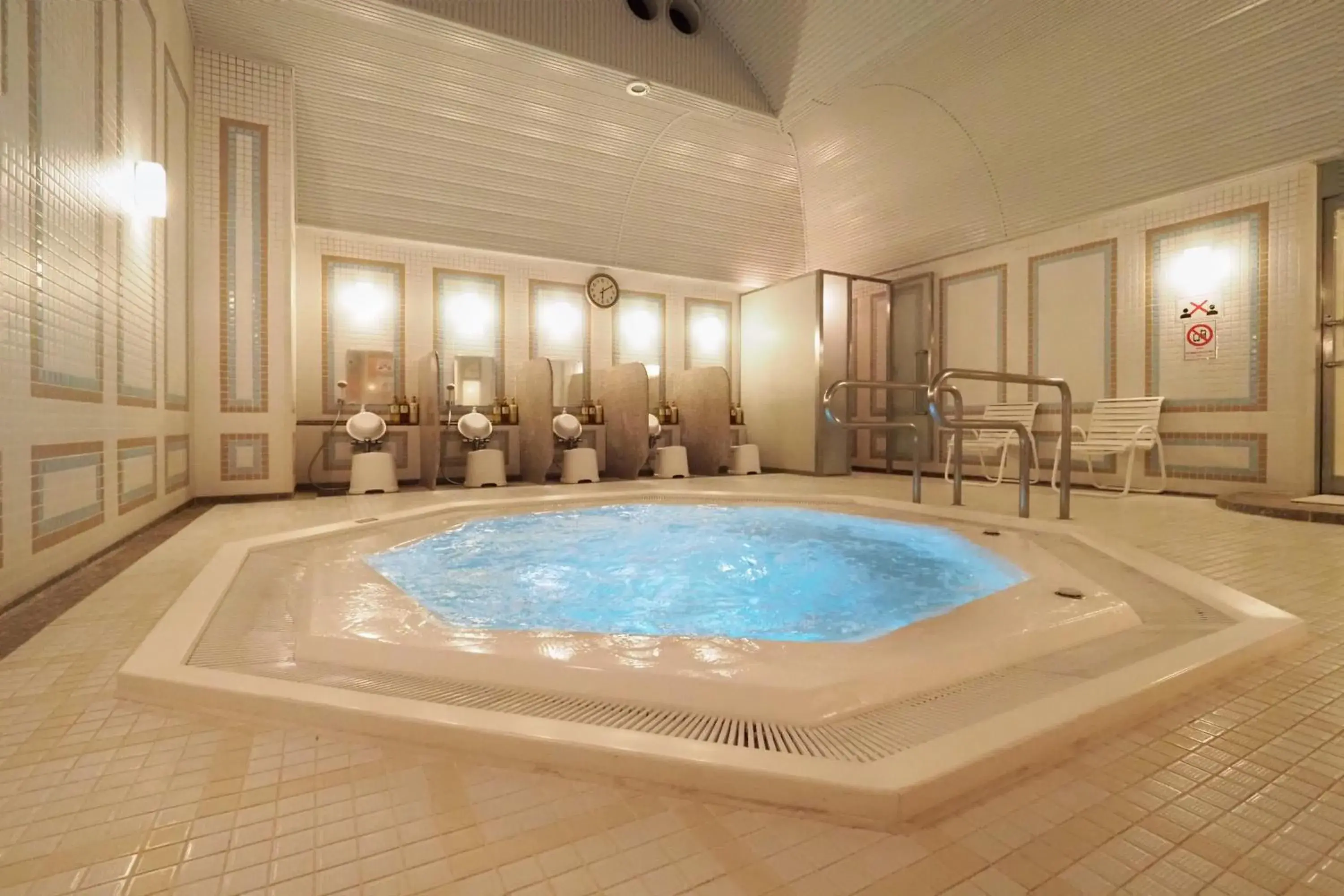 Hot Tub, Swimming Pool in The Prince Sakura Tower Tokyo, Autograph Collection
