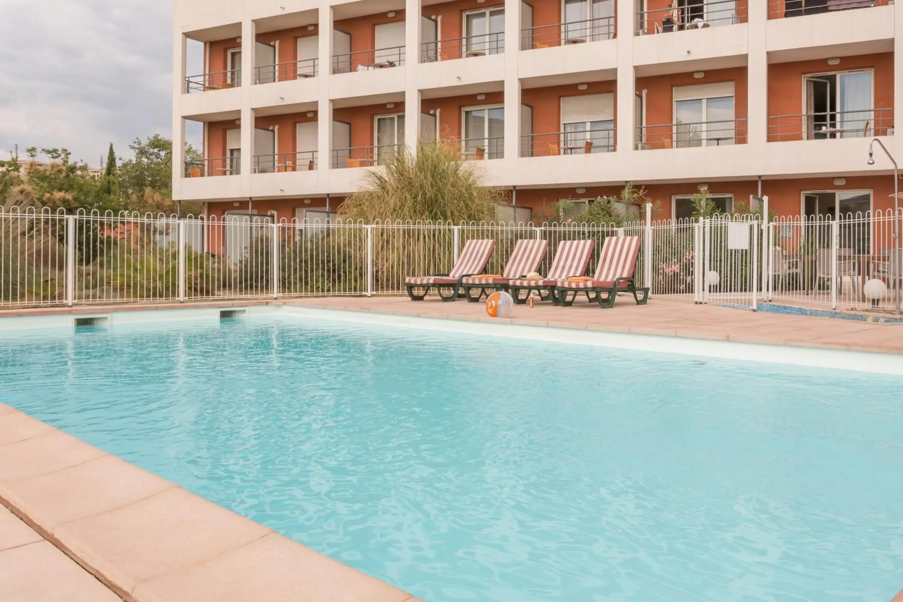 Summer, Swimming Pool in Appart'City Aix en Provence - La Duranne