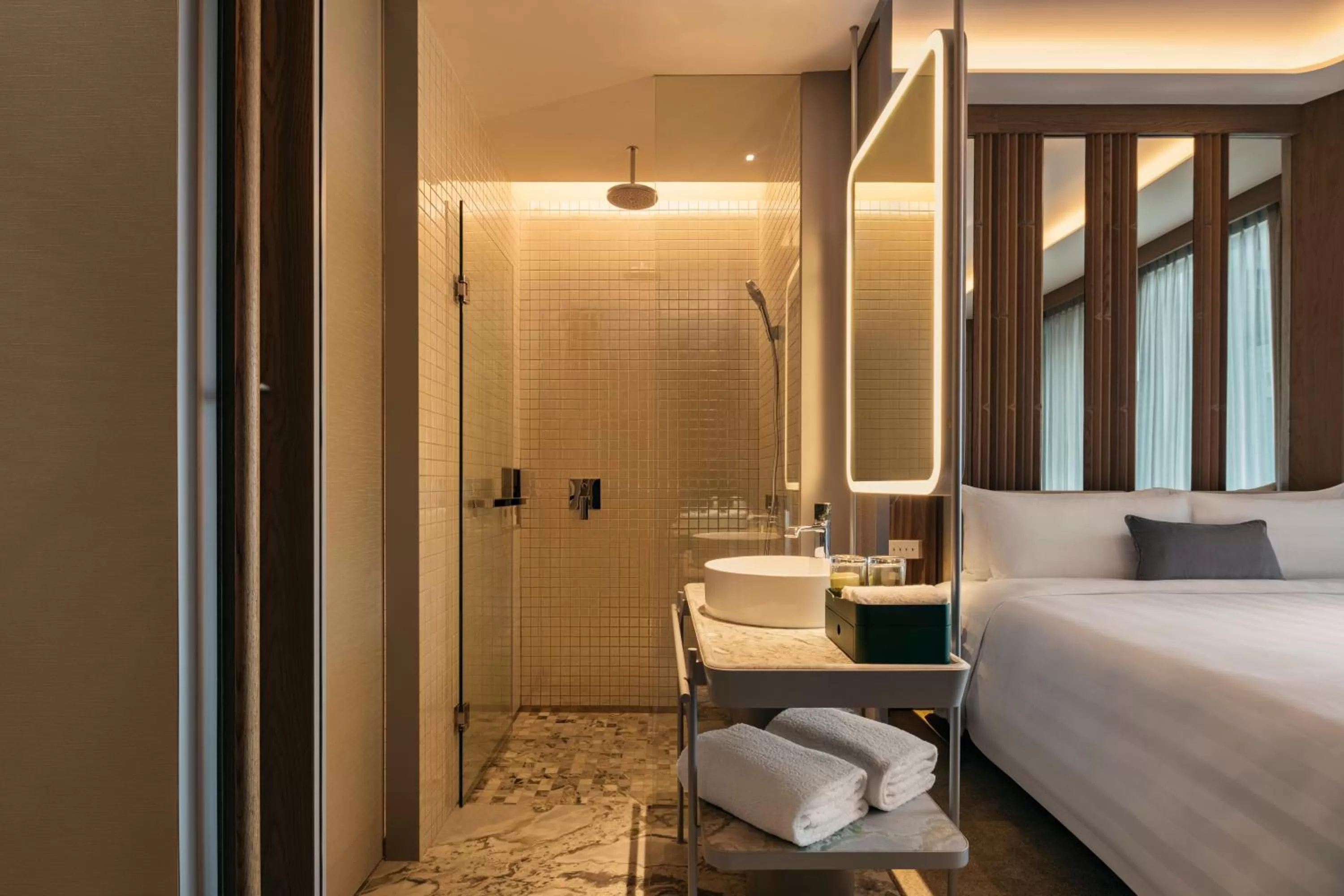 Shower, Bed in Pan Pacific Orchard