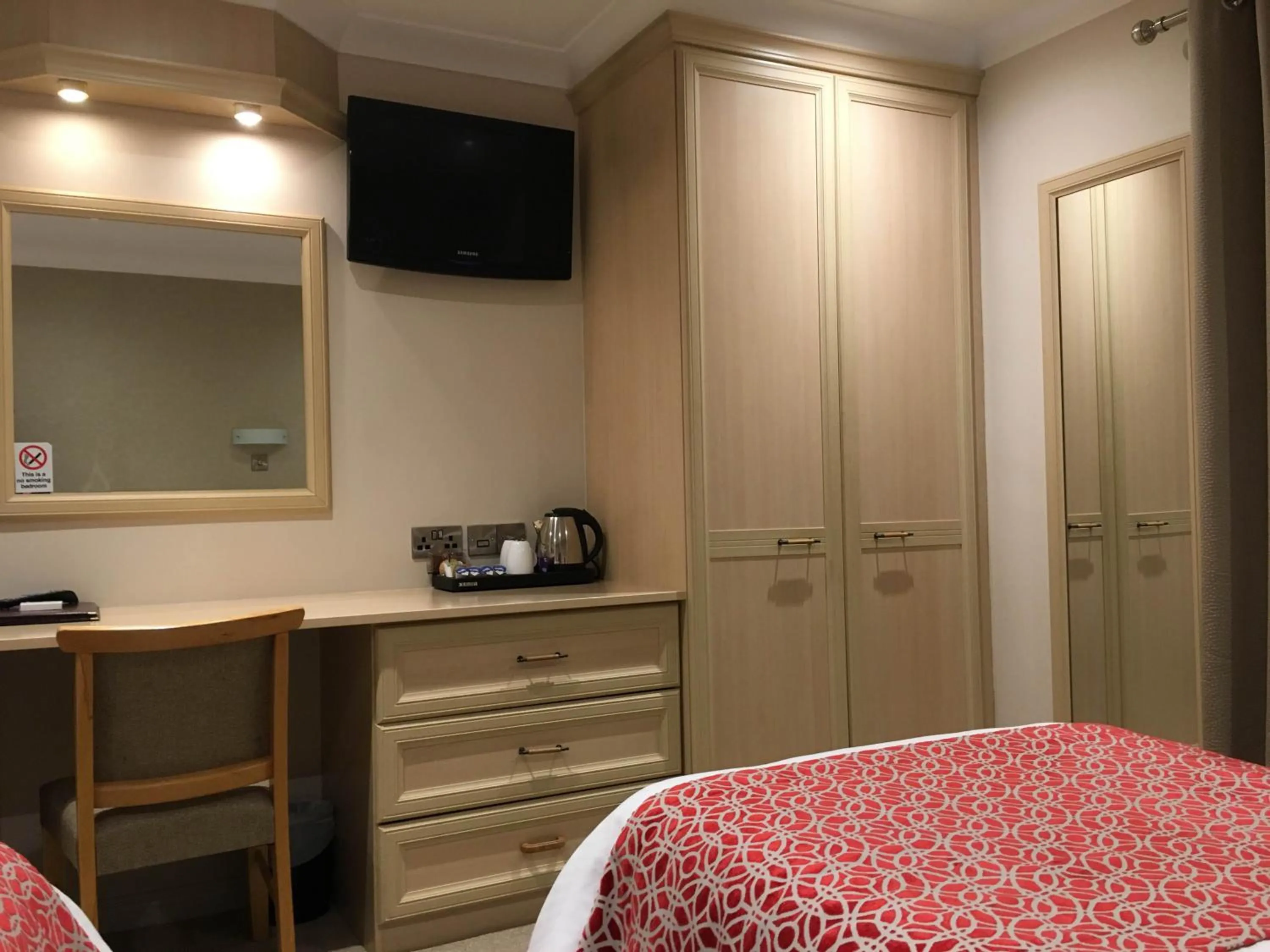 Seating area, Bed in The Lodge Hotel