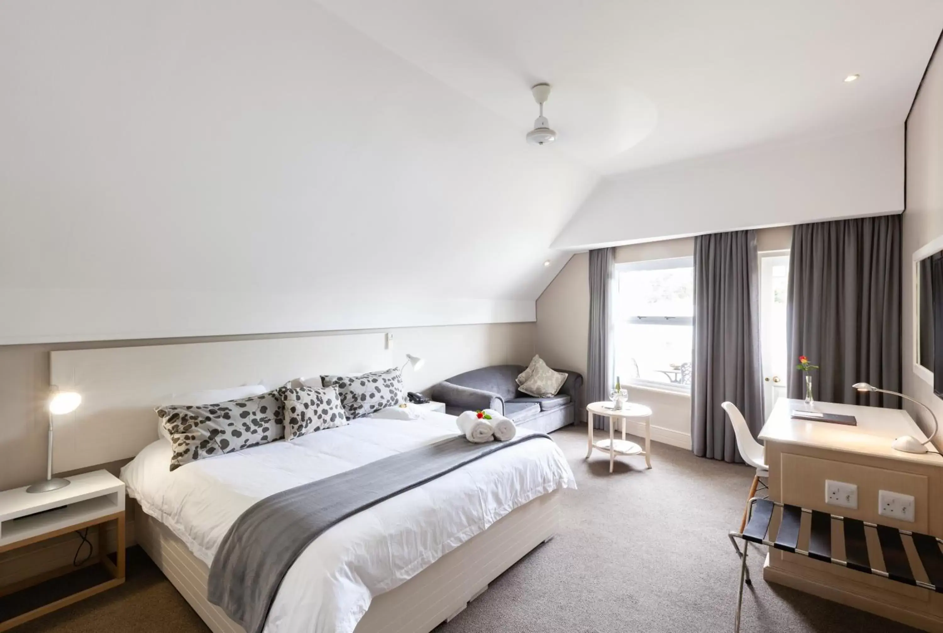 Photo of the whole room, Bed in Quarry Lake Inn